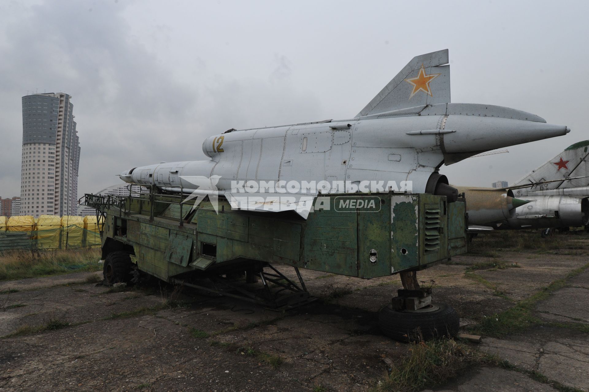 Аэродром на Ходынском поле. На снимке: старый самолет.