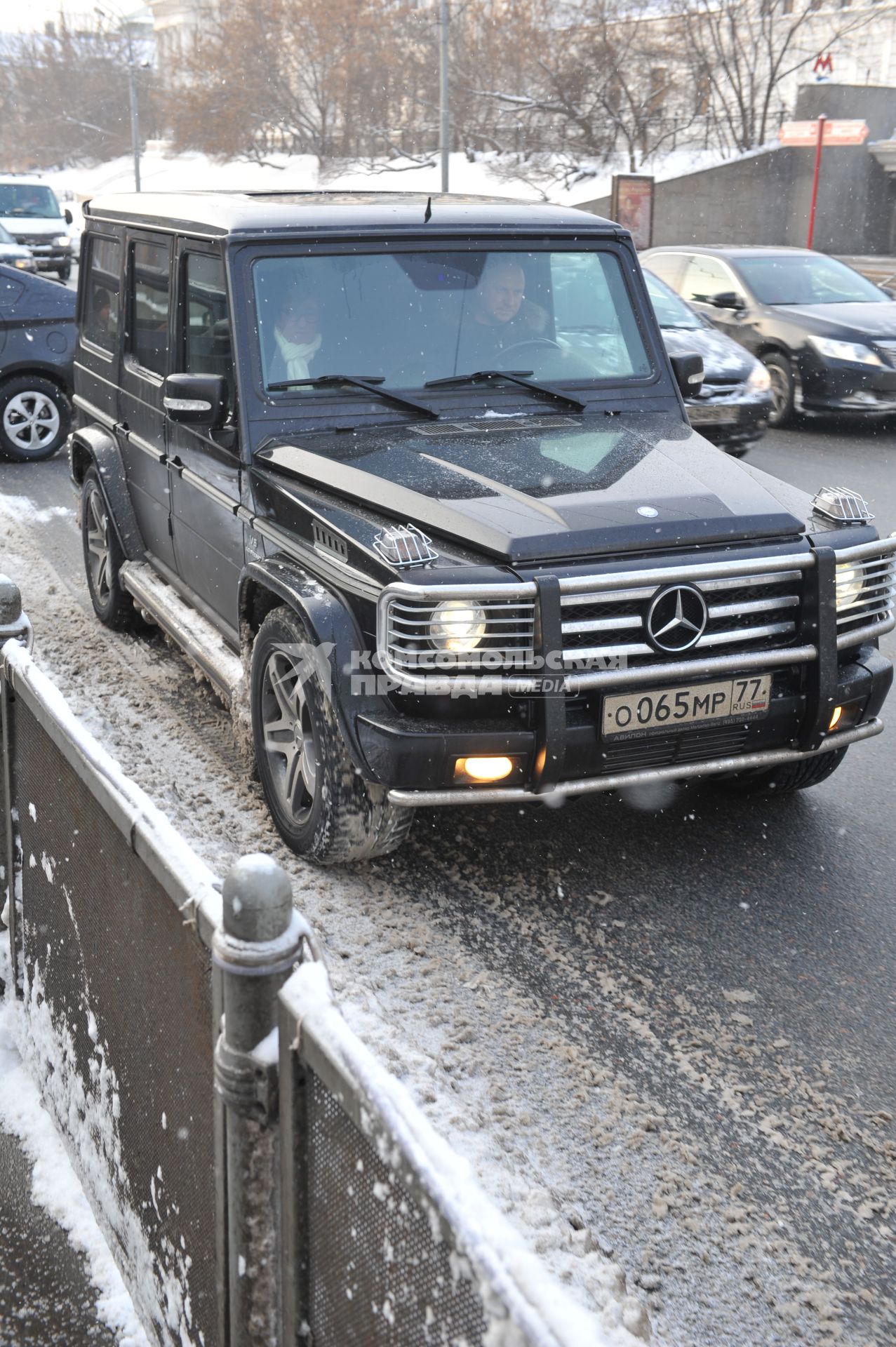 Музыкант Юрий Башмет в автомобиле  Mercedes-Benz  (слева).