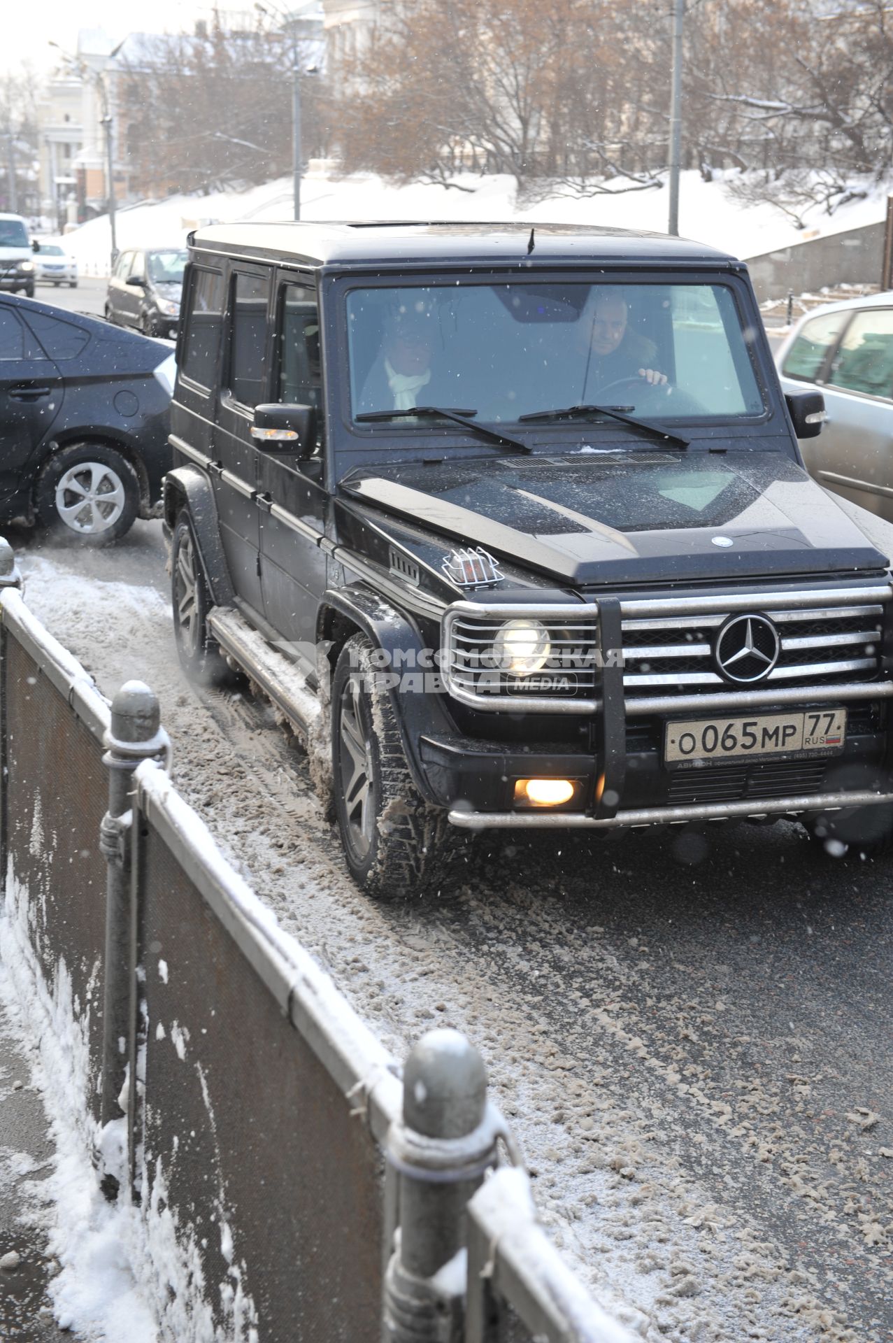 Музыкант Юрий Башмет в автомобиле  Mercedes-Benz  (слева).