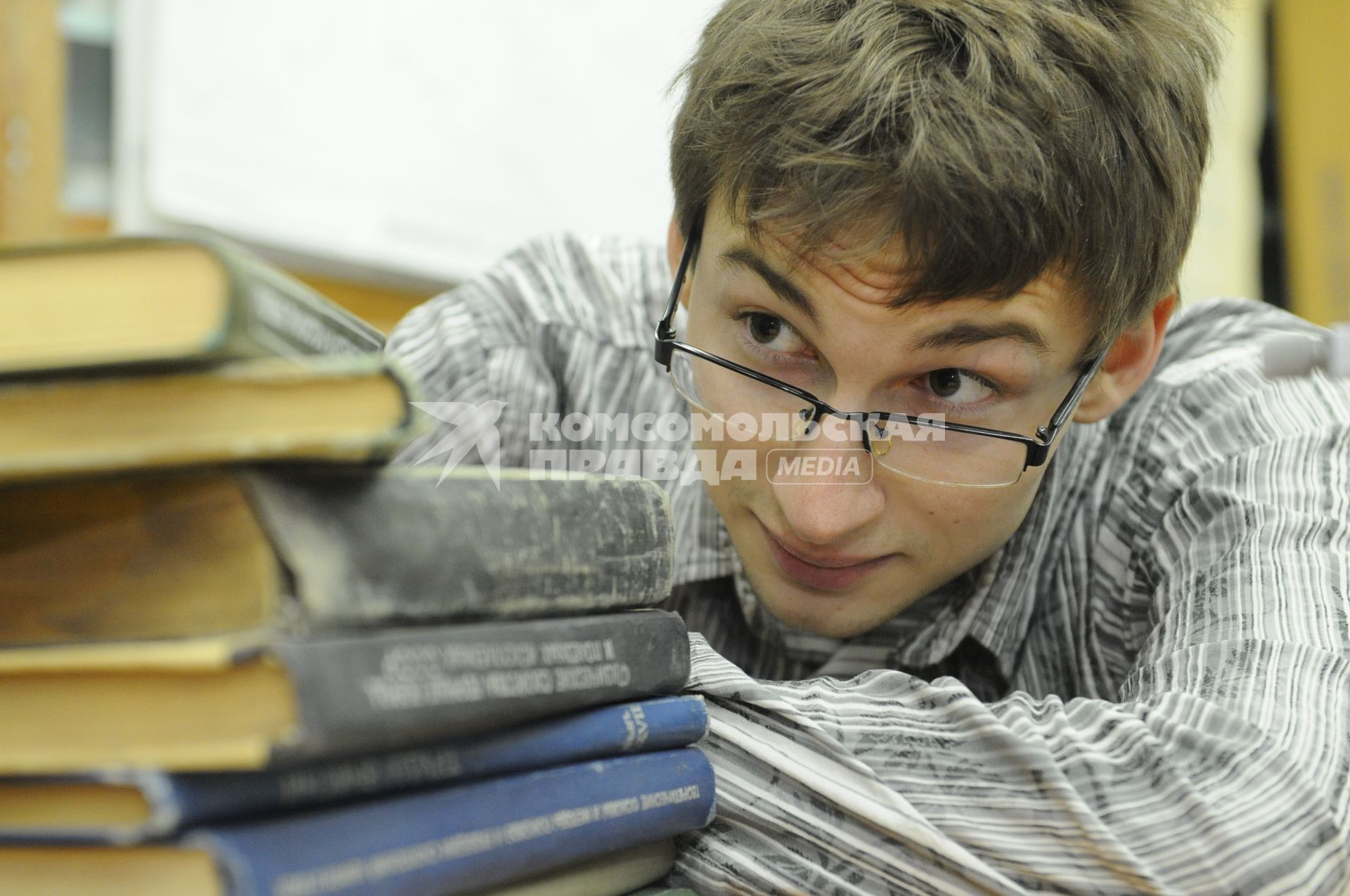 Оренбургский государственный университет. Сдача зимней сессии студентами. На снимке: студент готовится к экзамену.