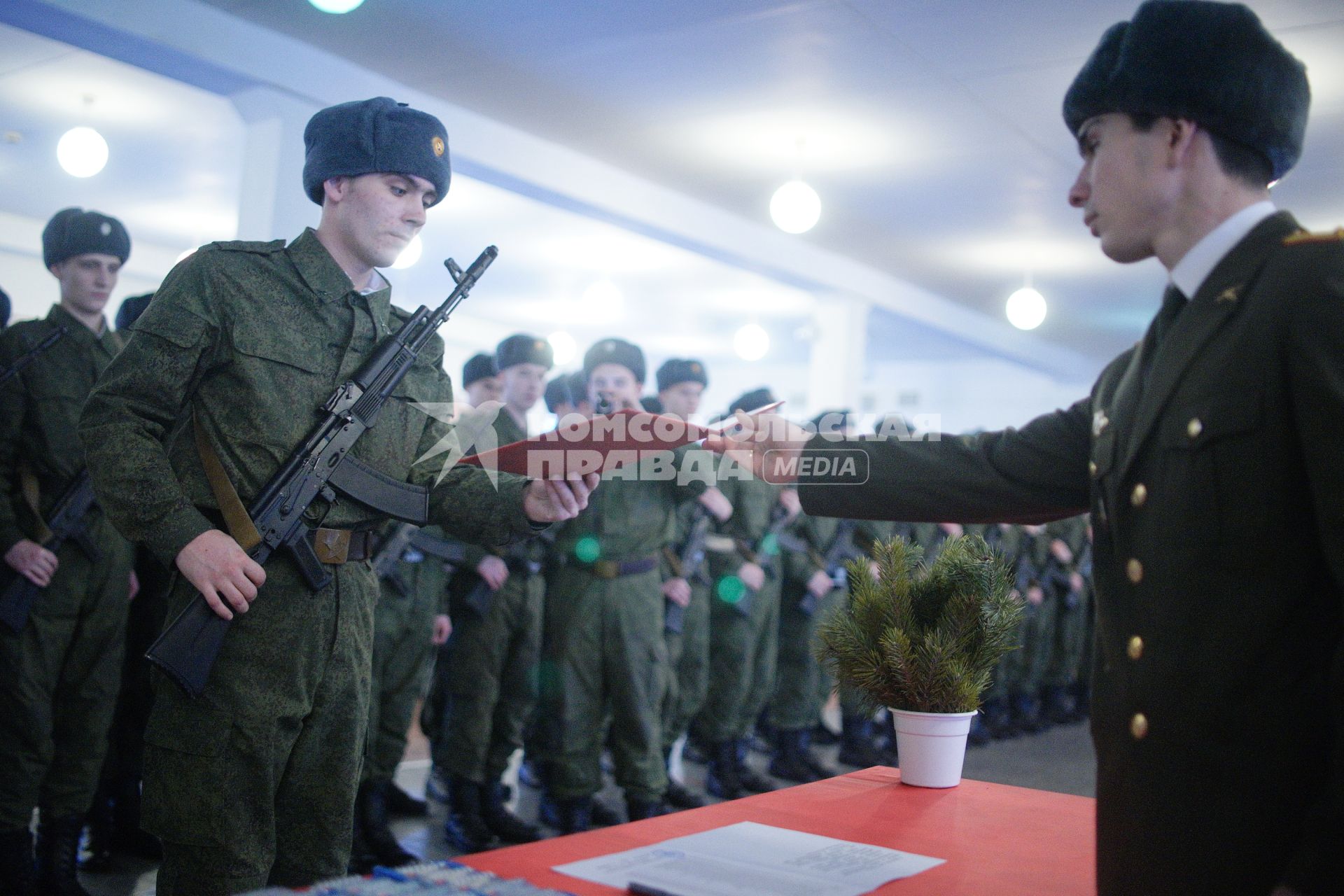 В Еланском военном гарнизоне к воинской присяге привели молодое пополнение. На снимке: новобранец принимает присягу.