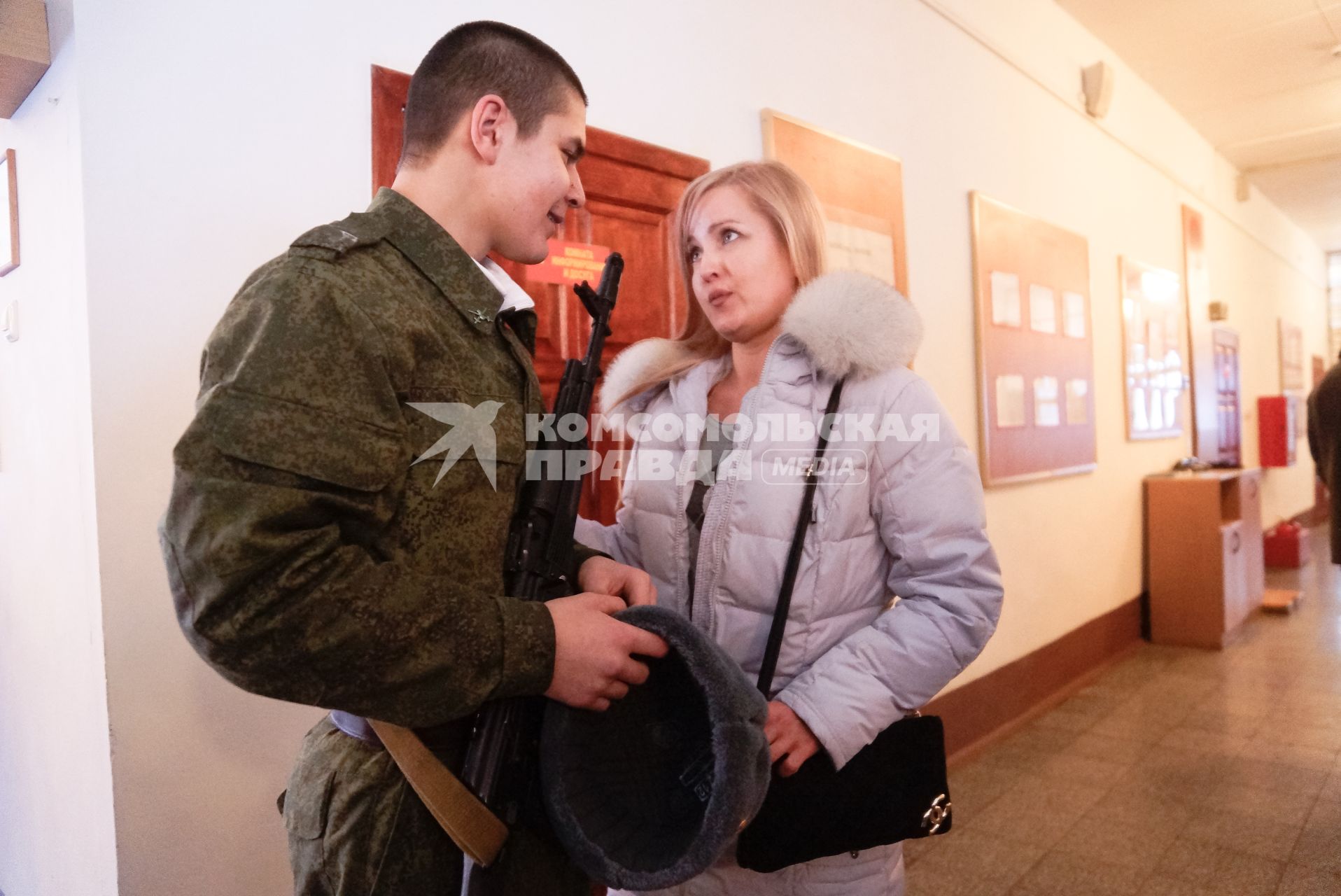 В Еланском военном гарнизоне к воинской присяге привели молодое пополнение. На снимке: новобранец с женщиной.