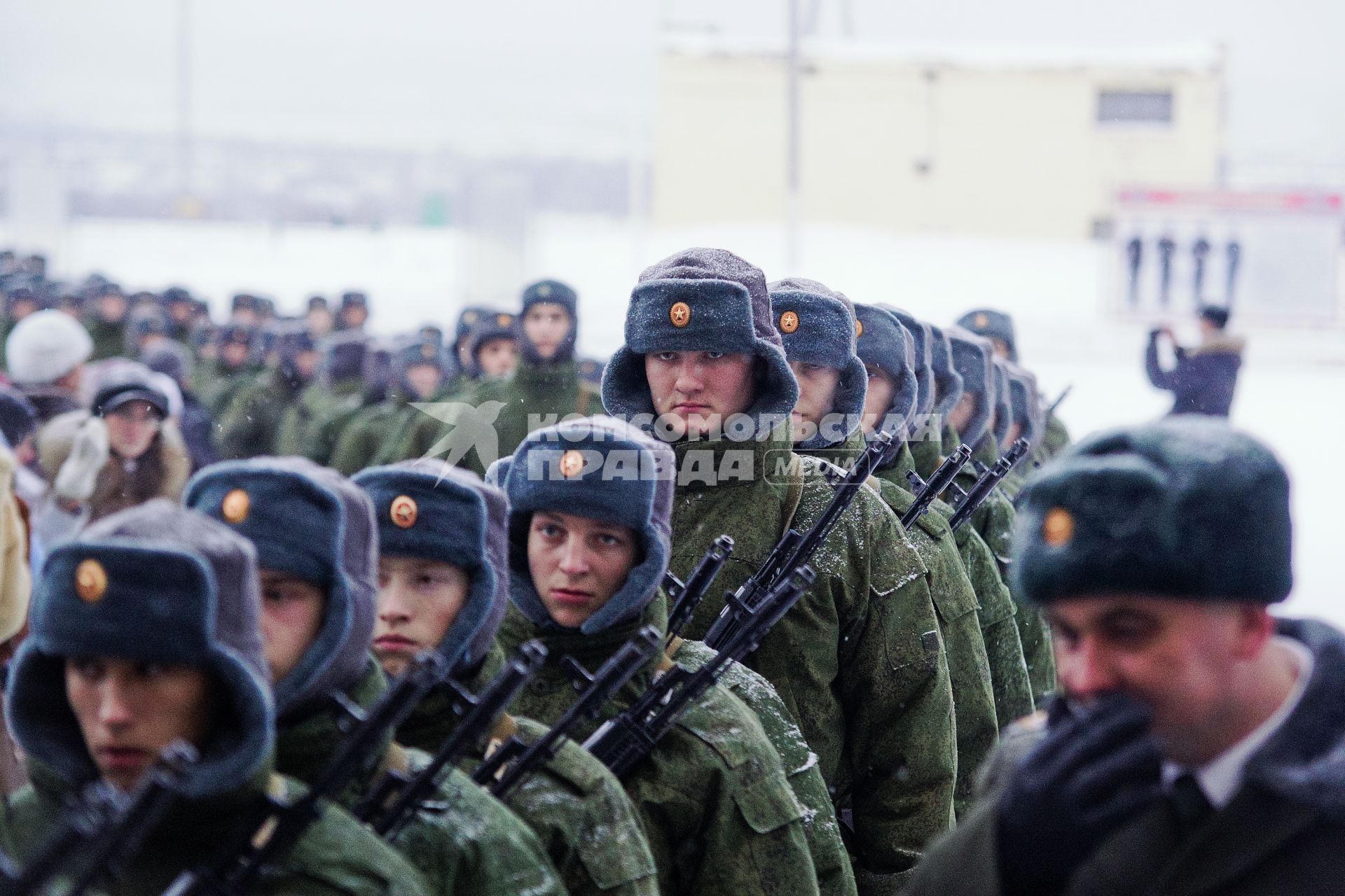 В Еланском военном гарнизоне к воинской присяге привели молодое пополнение. На снимке: новобранцы строятся на построение.