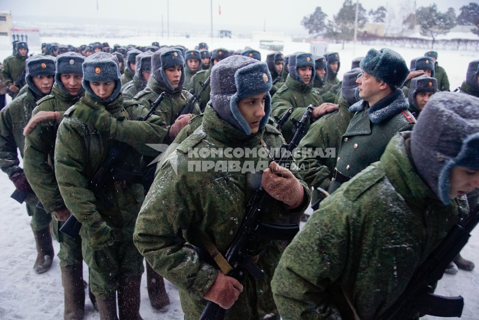 В Еланском военном гарнизоне к воинской присяге привели молодое пополнение. На снимке: новобранцы строятся на построение.