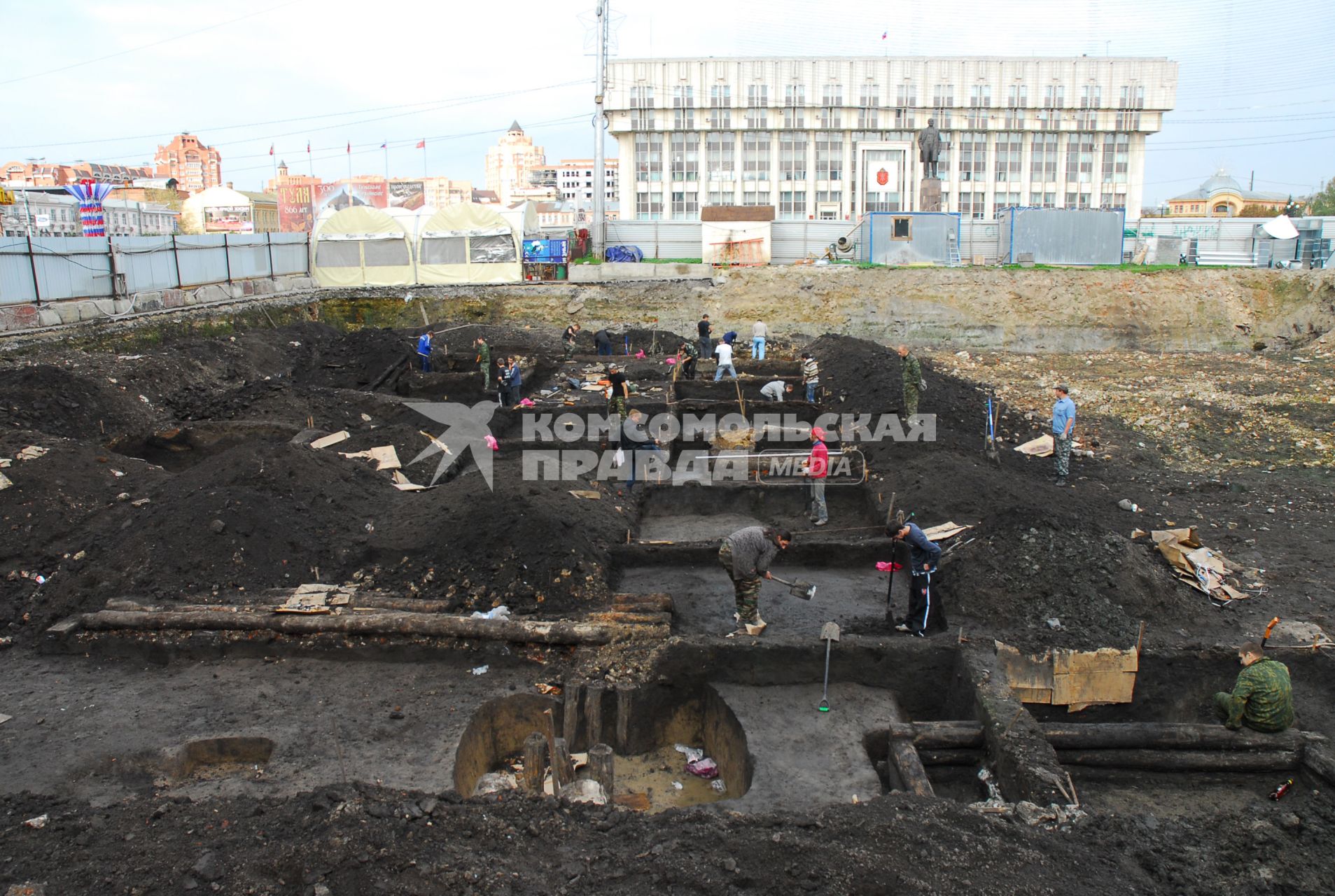 Археологические раскопки в центральной части города Тула. На снимке: общий план на археологические раскопки перед `белым домом` в Туле.