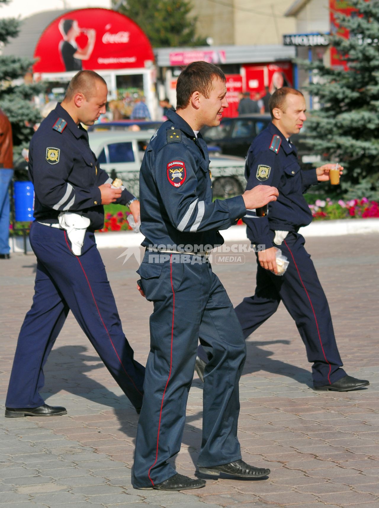 3 сотрудники ДПС ГИБДД идут по улице, двое -  со стаканчиками чая и кофе, а третий - с булочкой