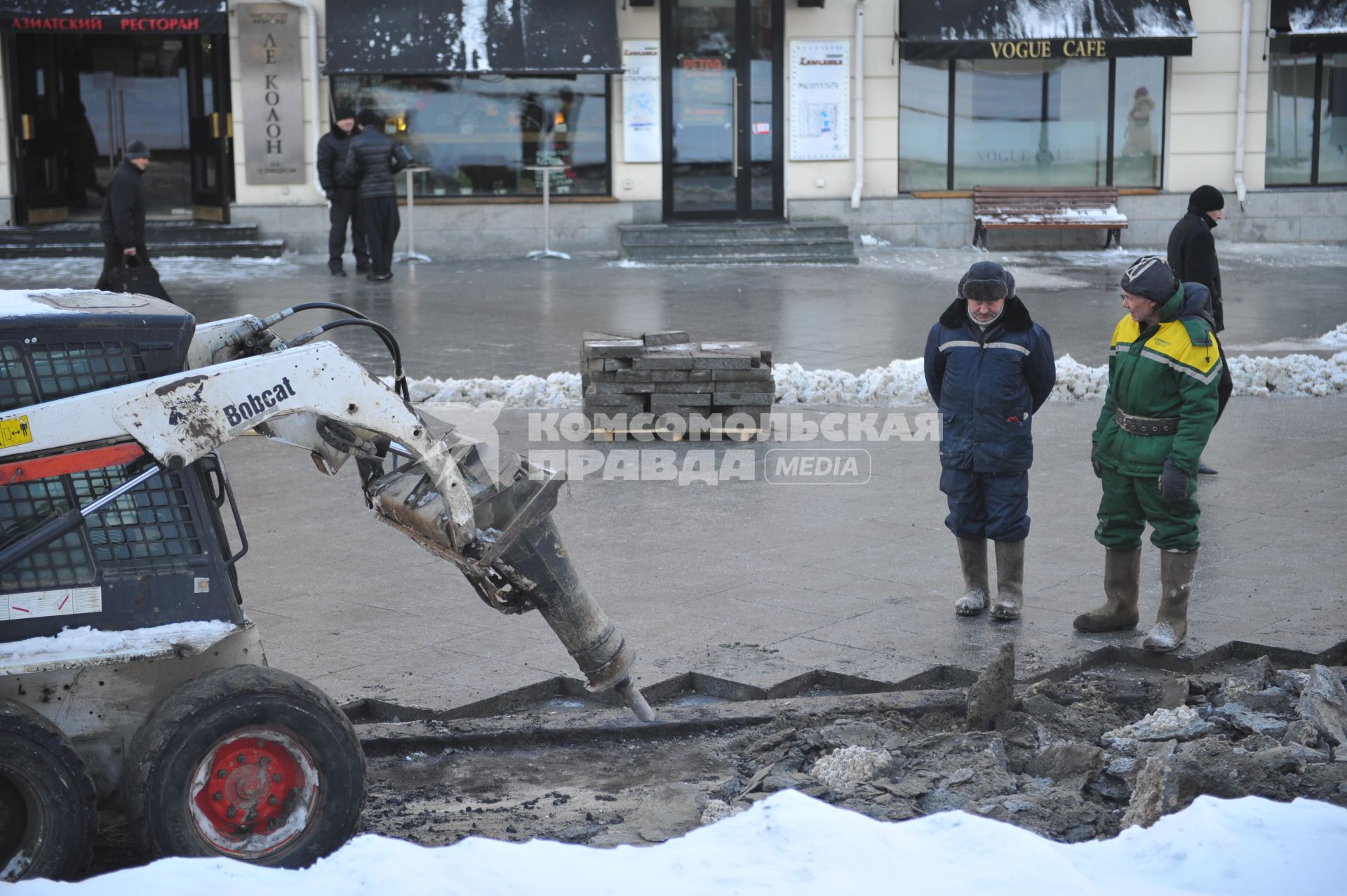 Отбивание плитки с тротуара