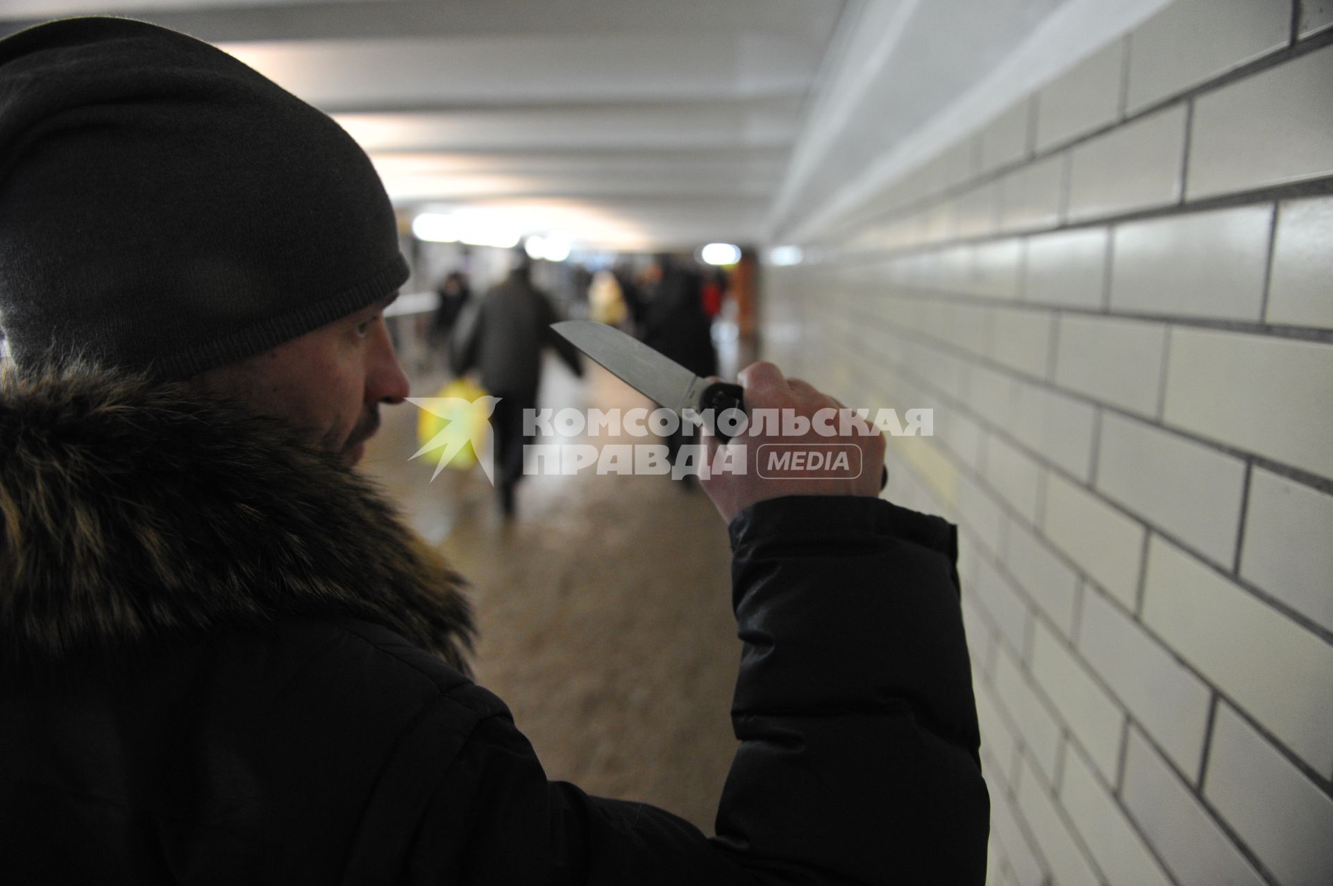 Мужчина с ножом в руках в переходе метро.