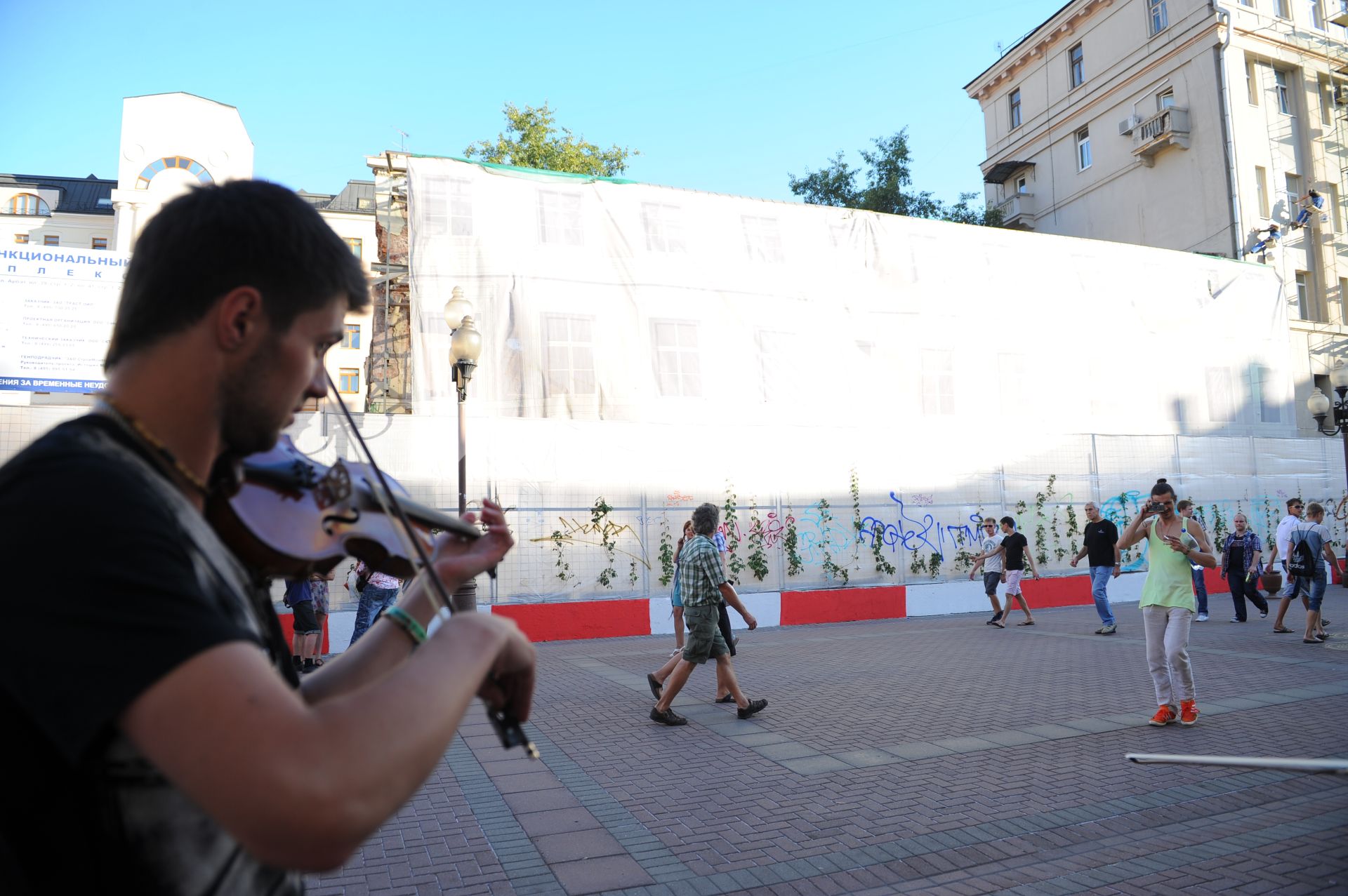 Строительство многофункционального комплекса на Арбате. На снимке: мужчина играет на скрипке.