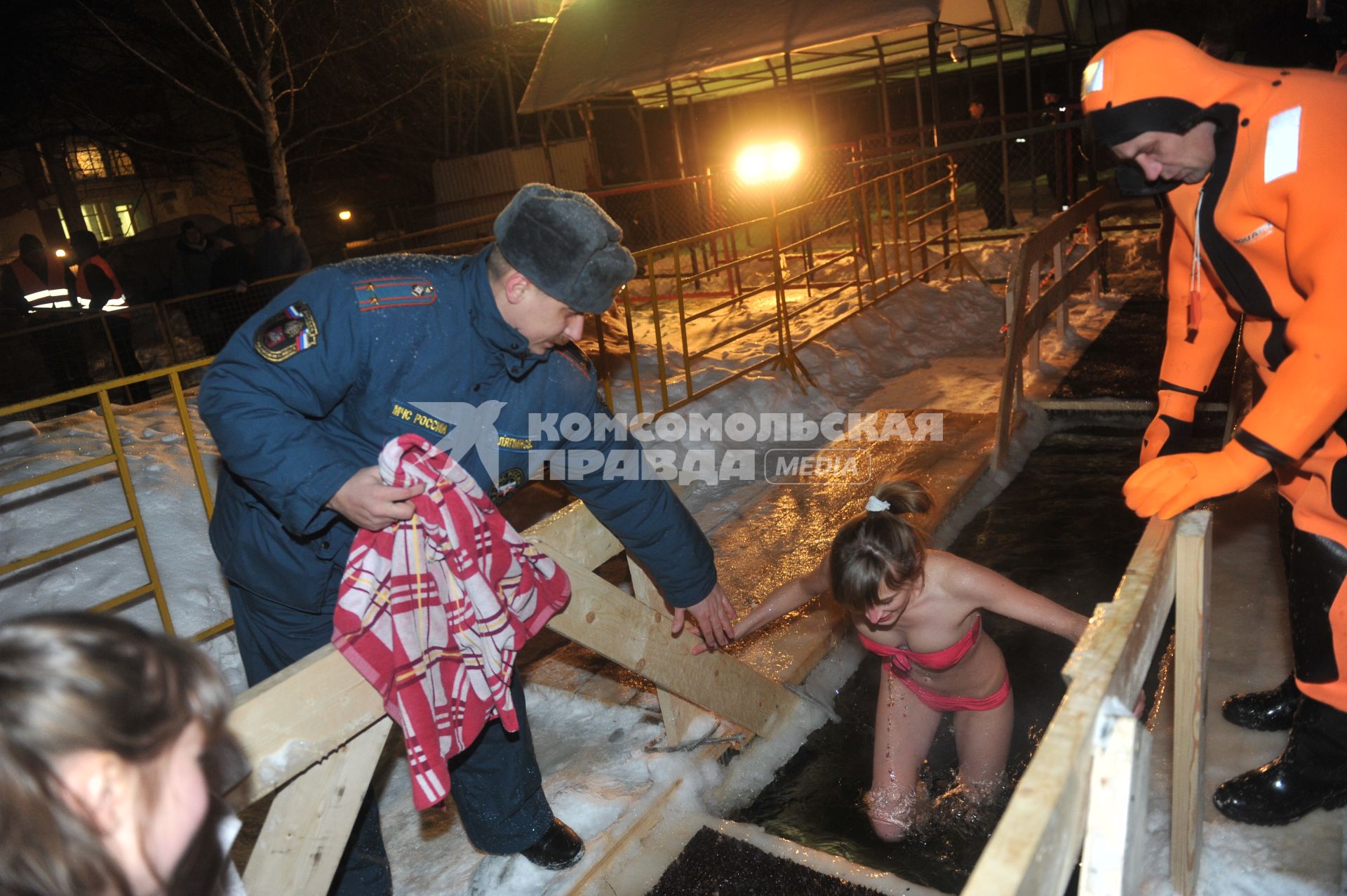 Озеро `Белое` в Косино. Крещение Господне. Крещенское купание.