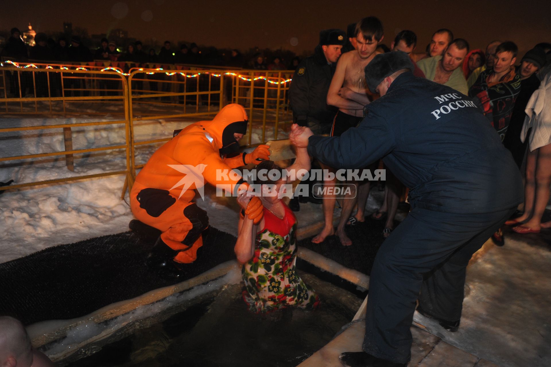 Озеро `Белое` в Косино. Крещение Господне. Крещенское купание.