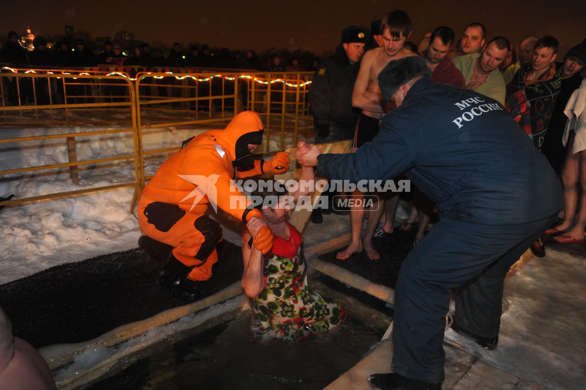 Озеро `Белое` в Косино. Крещение Господне. Крещенское купание.