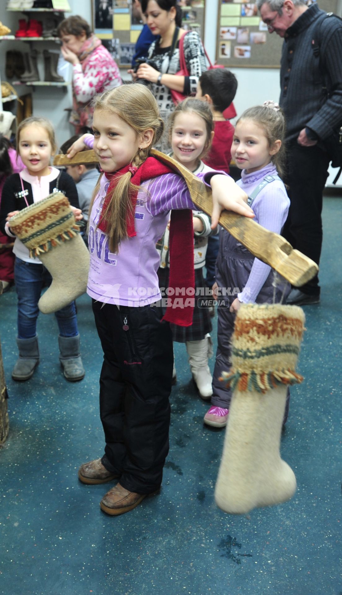 Музей `Русские валенки`. На снимке: девочка с коромыслом.