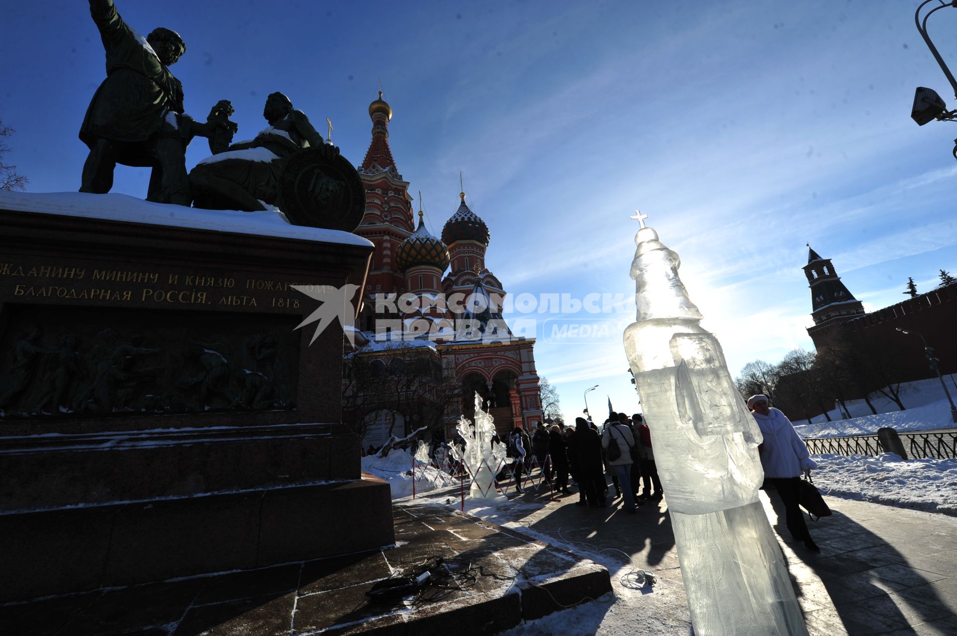 Красная площадь. Этап Гран-При России по ледовой скульптуре. Тема нынешнего этапа: `История России. 400 лет династии Романовых`.