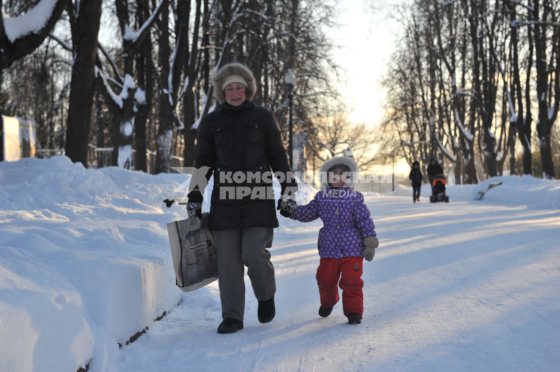 Зимняя прогулка. На снимке: женщина с ребенком.