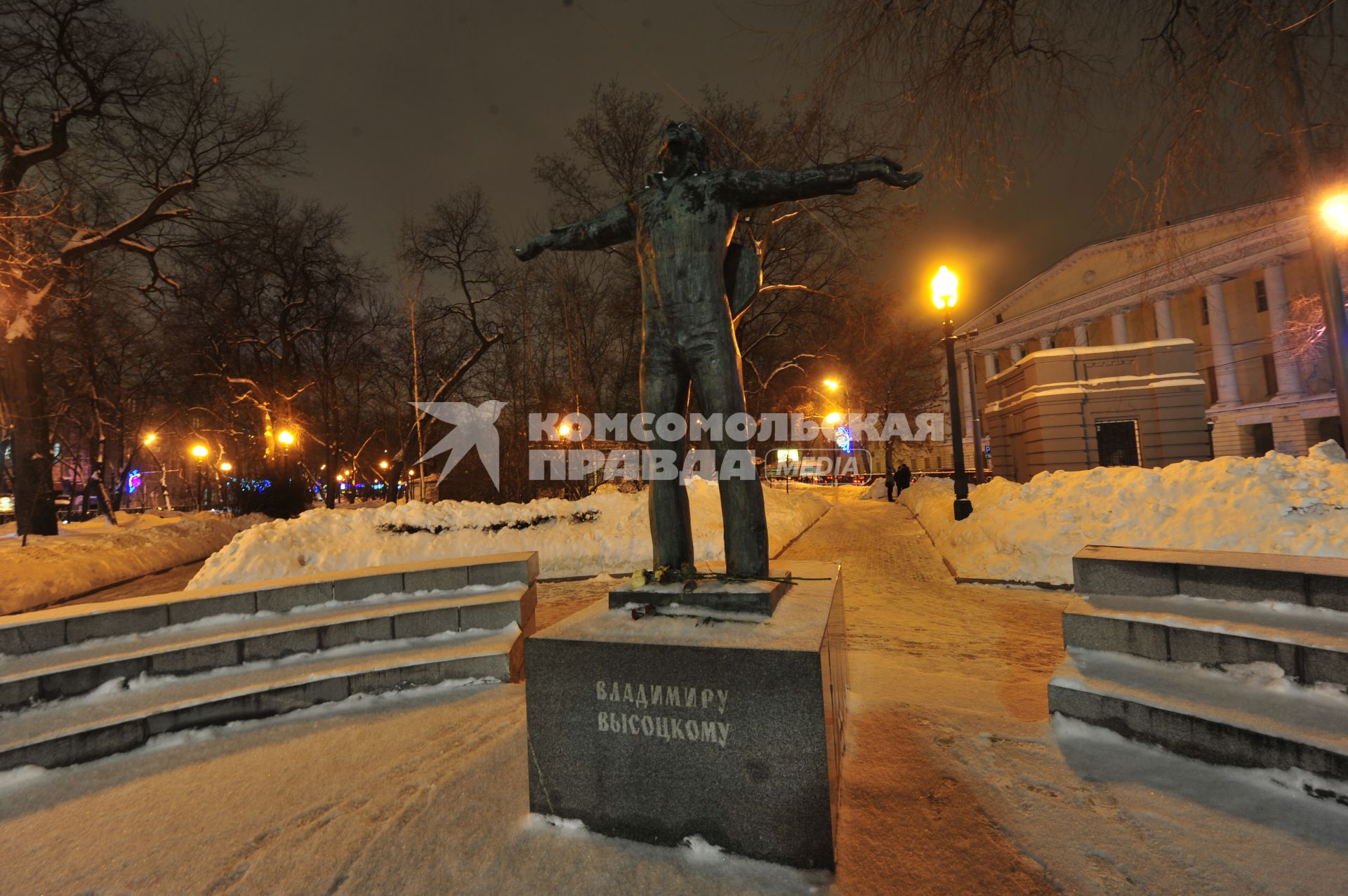 Страстной бульвар. Памятник актеру, поэту и певцу  Владимиру Высоцкому.