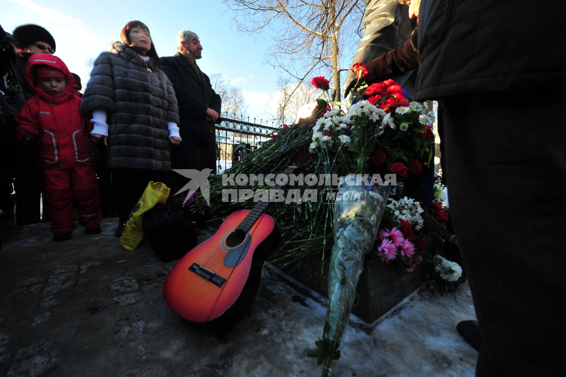 Ваганьковское кладбище. На снимке: гитара и цветы на могиле Владимира Высоцкого.