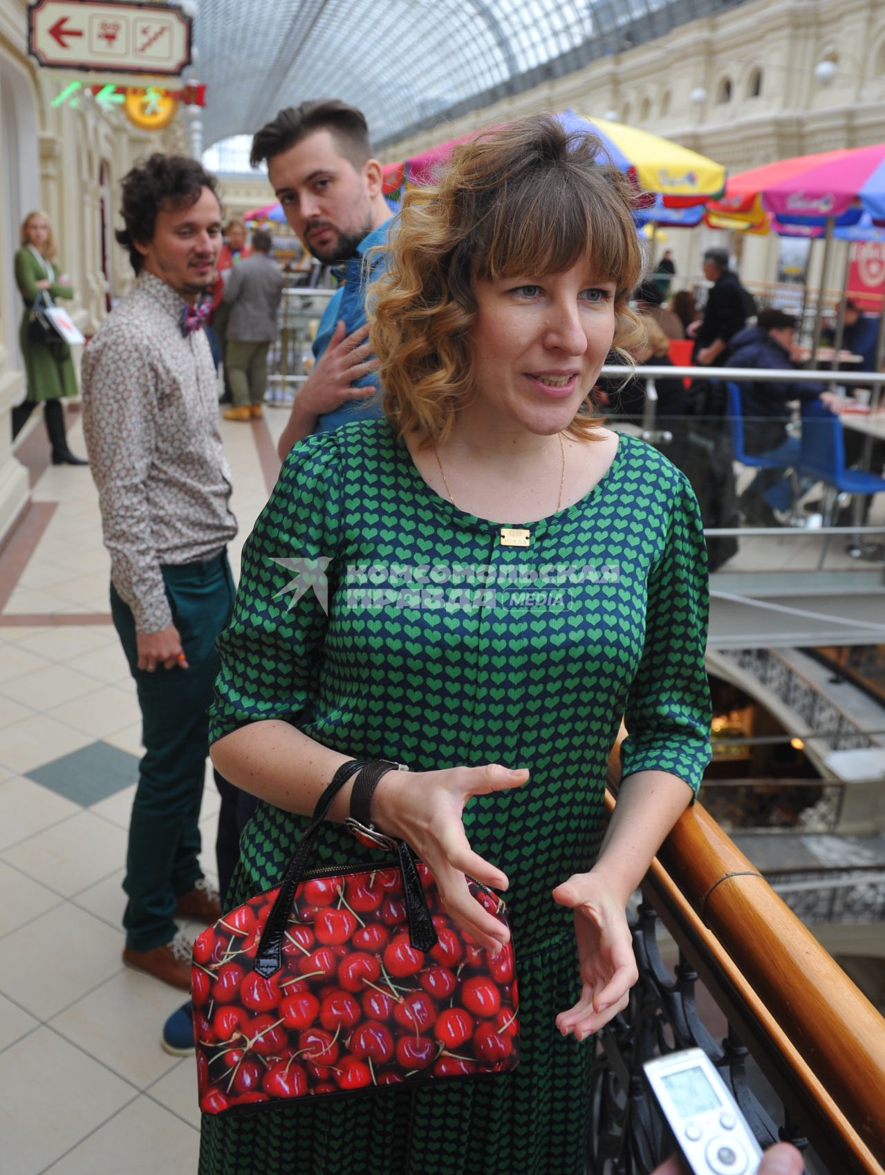 Презентация нового скетчкома на ТНТ `Страна в shopе`. На снимке:  члены команды КВН `Федор Двинятин`Женя Шевченко, Андрей Стецюк (на заднем плане) и Марина Бочкарева (на переднем плане).