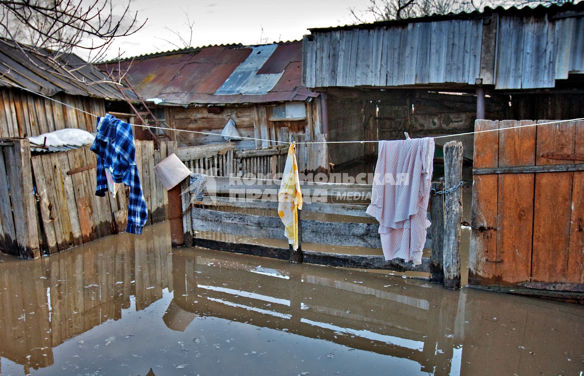Весенний паводок затопил деревню в Самарской области. На снимке: затопленный дом и двор, бельевая веревка с сохнущими вещами.
