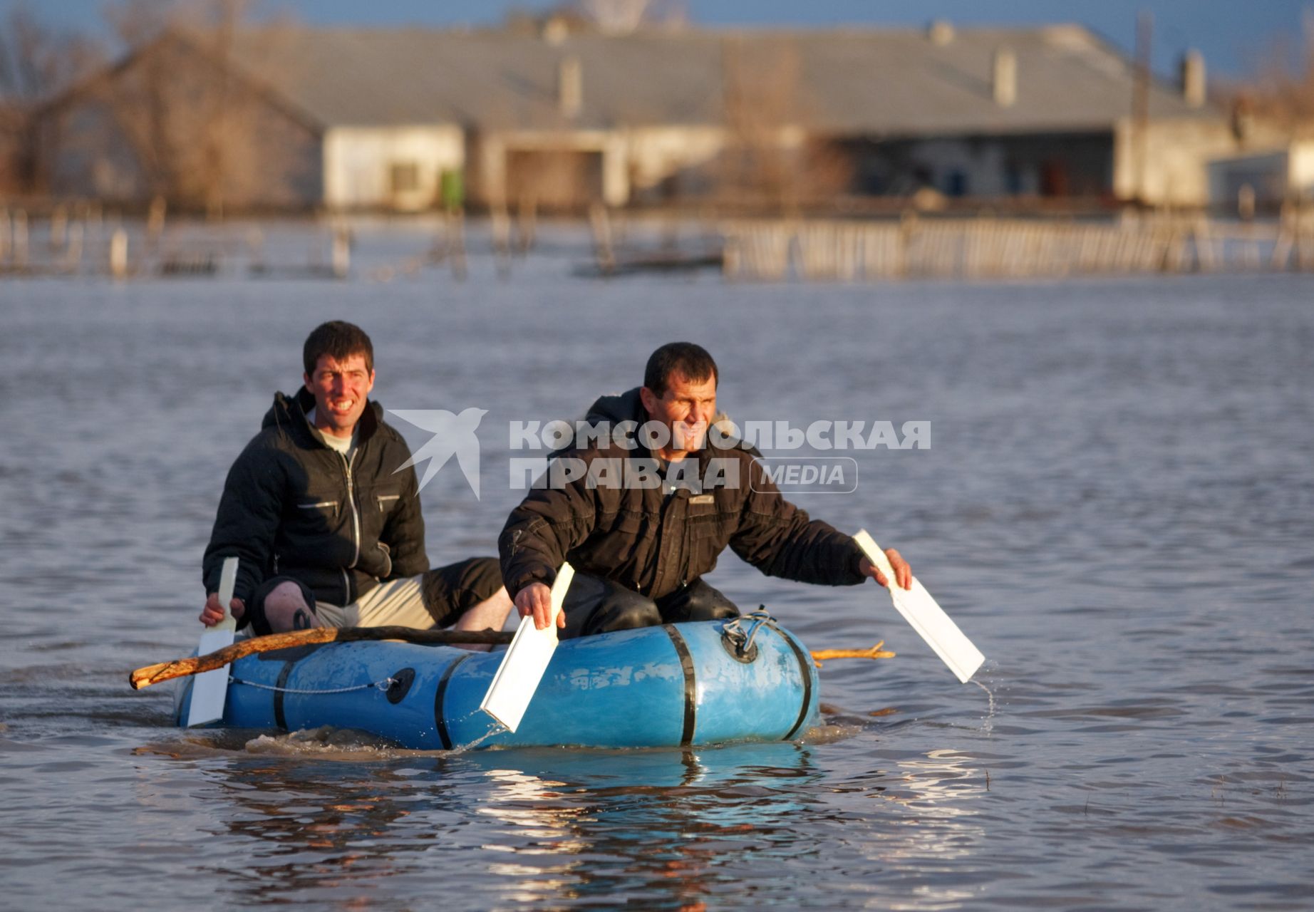 Весенним паводком затопило деревню в Самарской области. На снимке: жители деревни передвигаются на резиновой лодке.