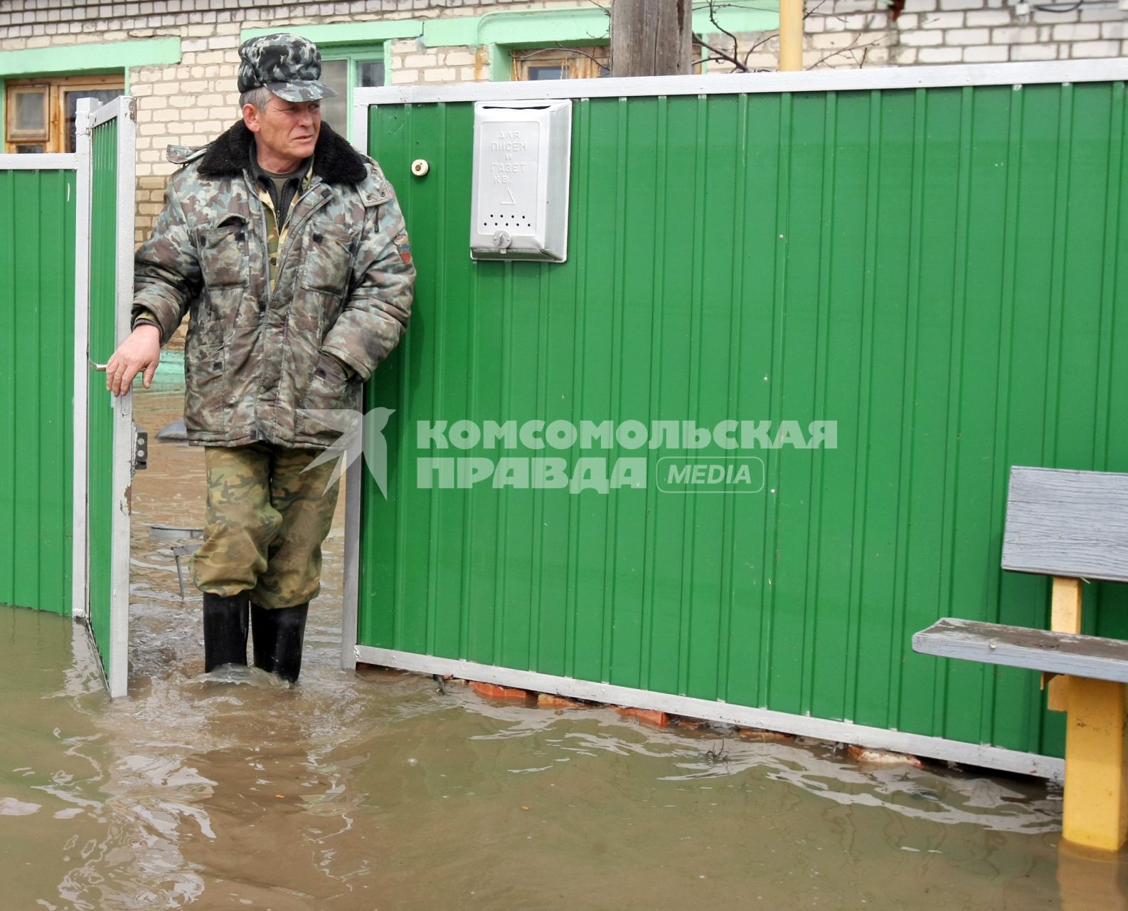 Весенним паводком затопило деревню в Самарской области. На снимке: Мужчина выходит из калитки на затопленную улицу.