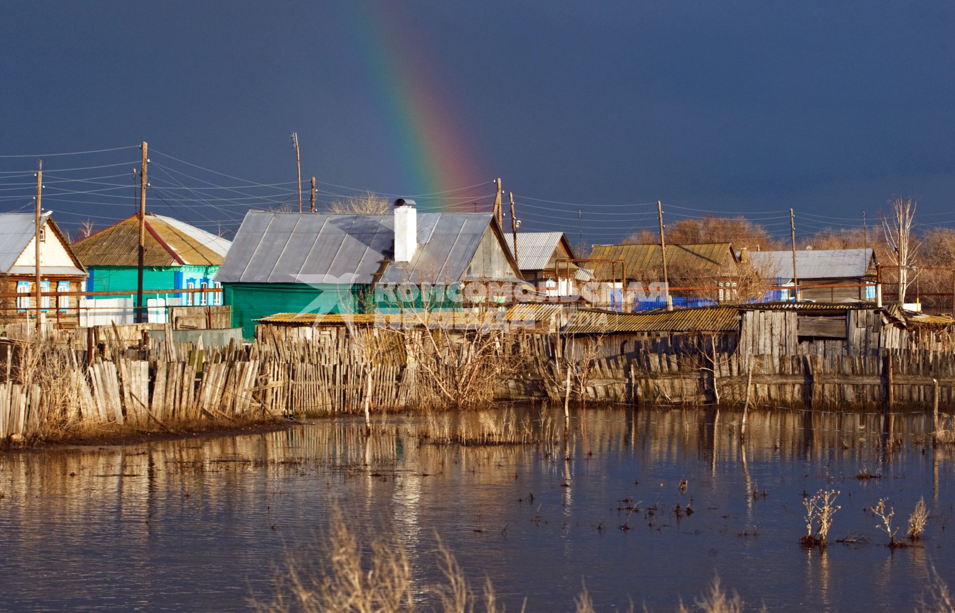 Весенним паводком затопило деревню в Самарской области. На снимке: Затопленная паводком деревня.