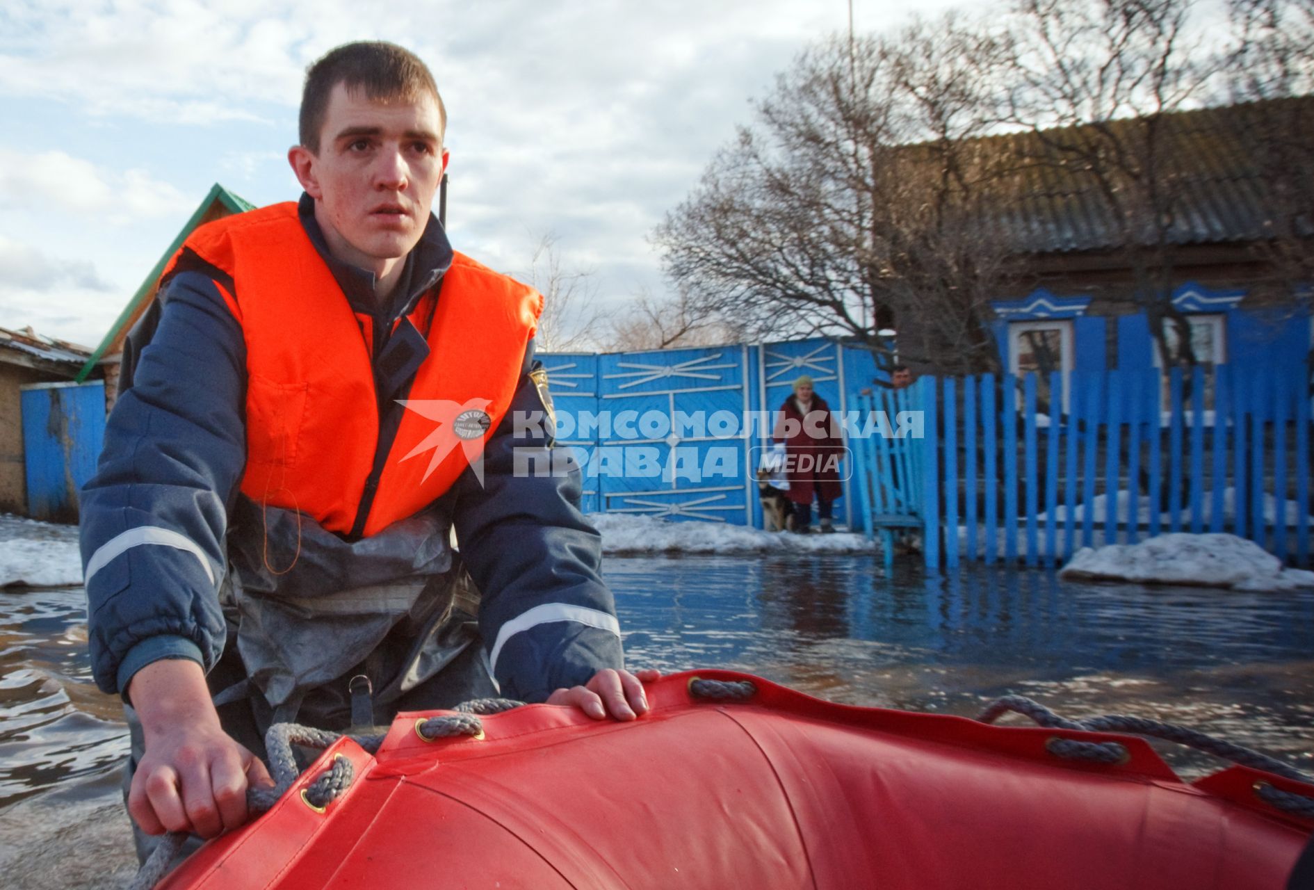 Весенним паводком затопило деревню в Самарской области. На снимке: Спасатели МЧС помогают жителям деревни.