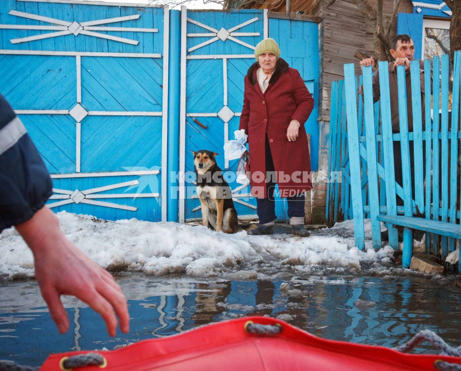 Весенним паводком затопило деревню в Самарской области. На снимке: Спасатели МЧС помогают жителям деревни.