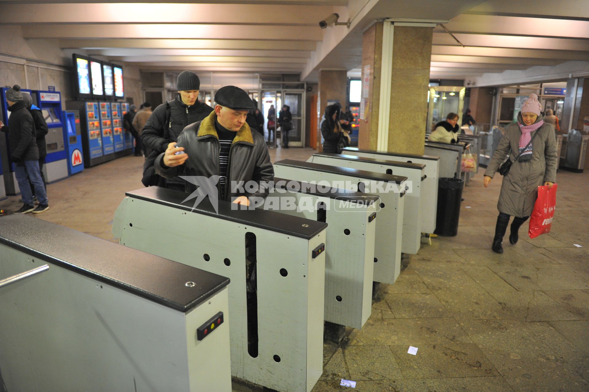 Московский метрополитен. Станция `Дмитровская`. На снимке: мужчина проходит через турникет.