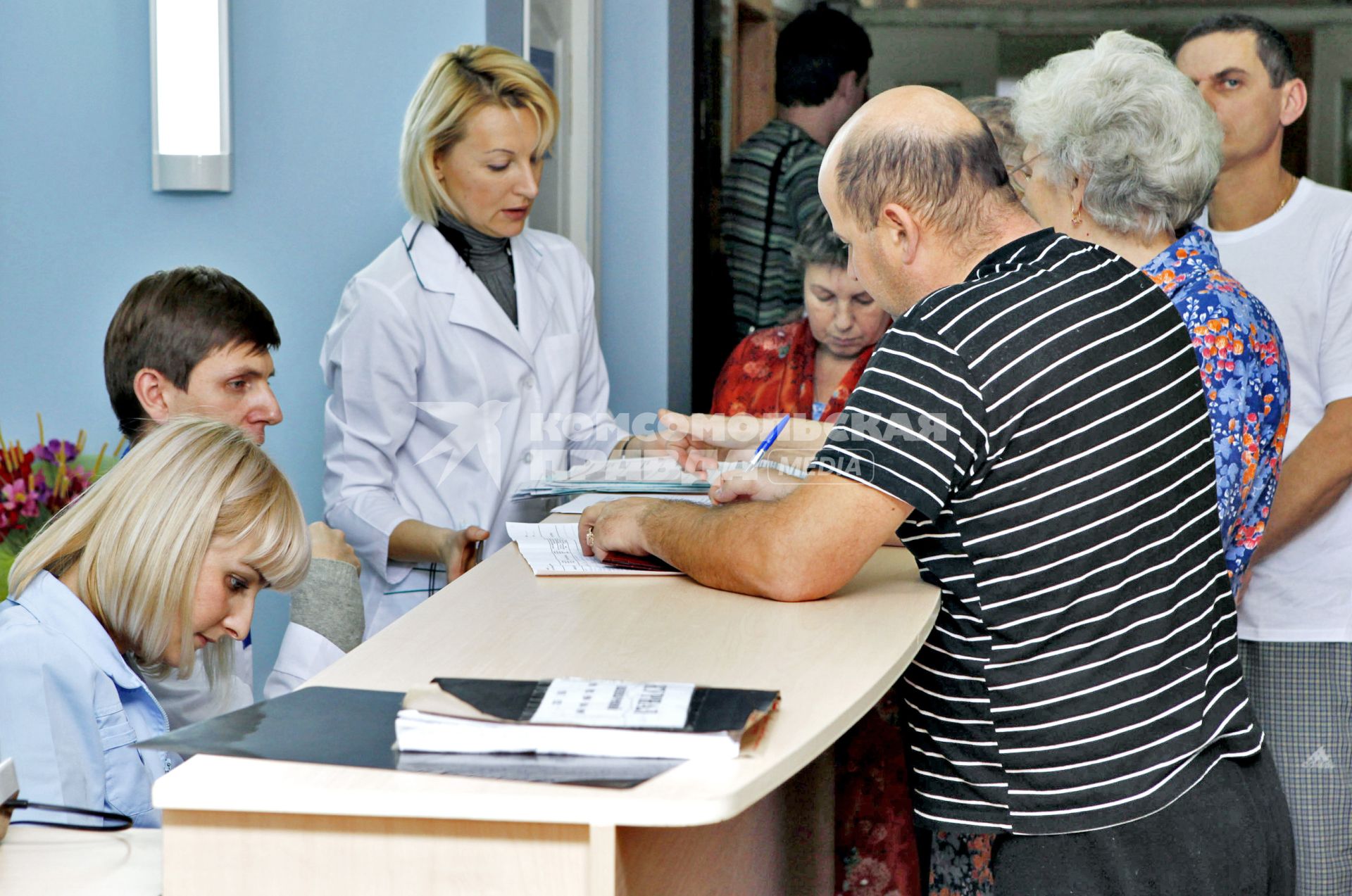 Самарские избиратели в больнице голосуют на выборах в Государственную Думу.