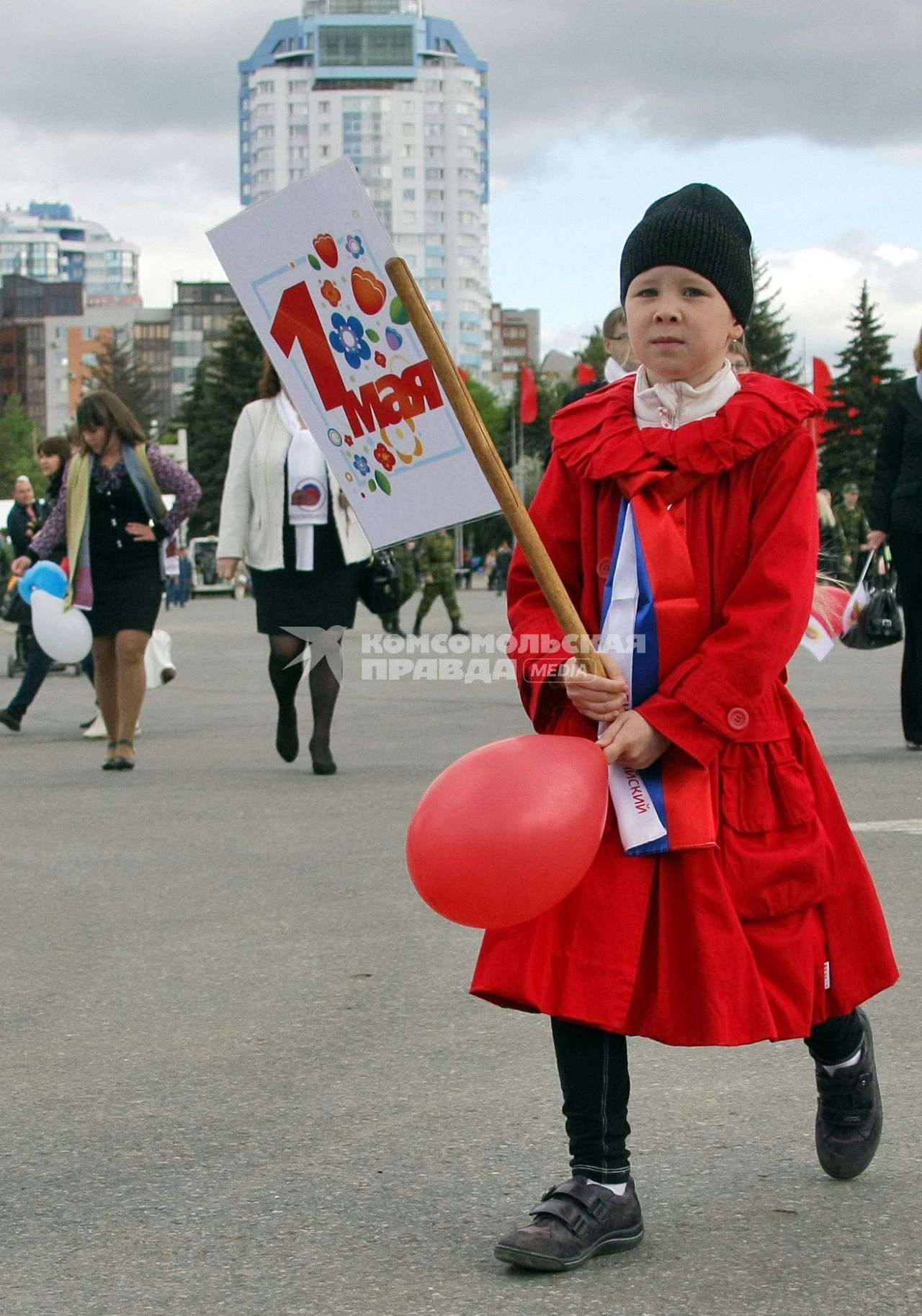 Празднование 1 мая в Самаре. На снимке: девочка с первомайский плакатом.