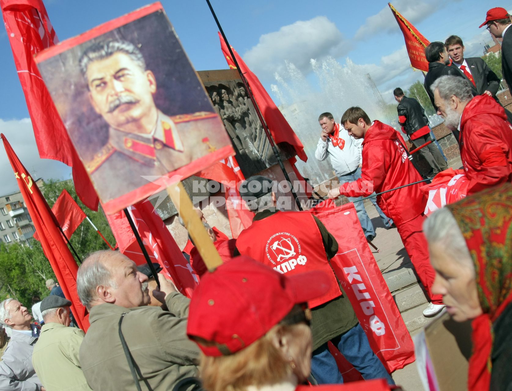 Митинг оппозиции на праздновании 1 мая в Самаре. На снимке: митинг партии КПРФ. Портрет Сталина в руках митингующих.