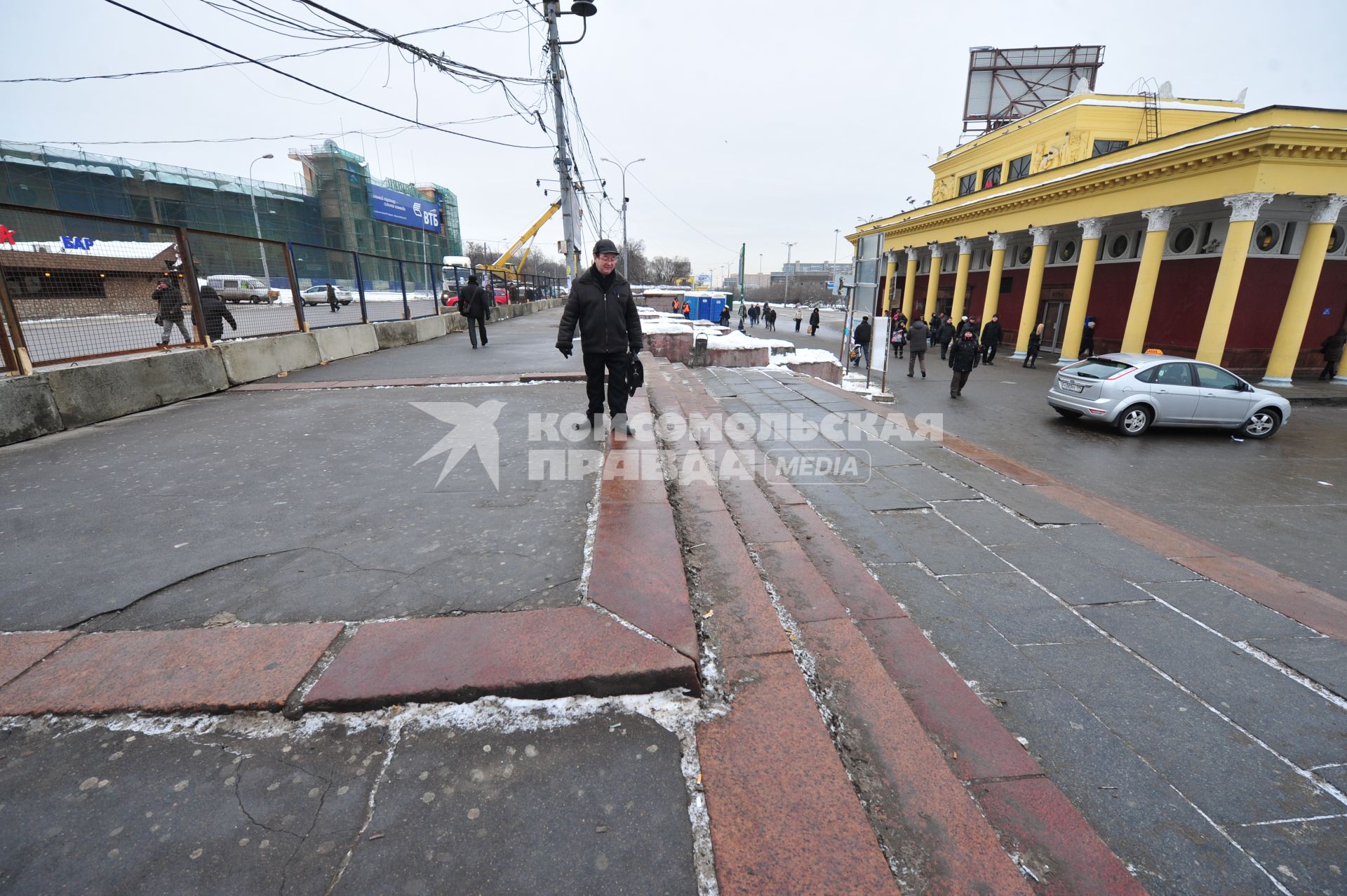 Изменения транспортного движения в районе метро `Динамо` в связи со строительством станции метрополитена`Петровский парк`. На снимке: ограждение у шоссе рядом с метро `Динамо`.