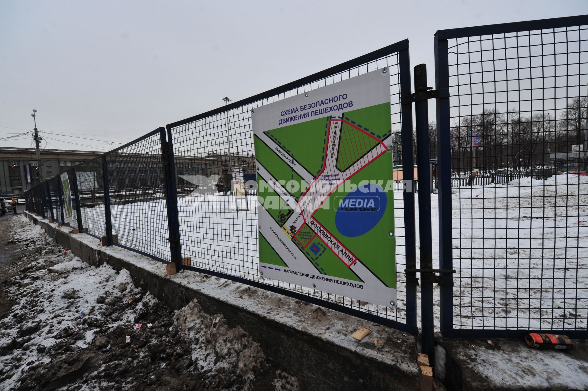 Изменения транспортного движения в районе метро `Динамо` в связи со строительством станции метрополитена `Петровский парк`.  На снимке: схема безопасного движения пешеходов