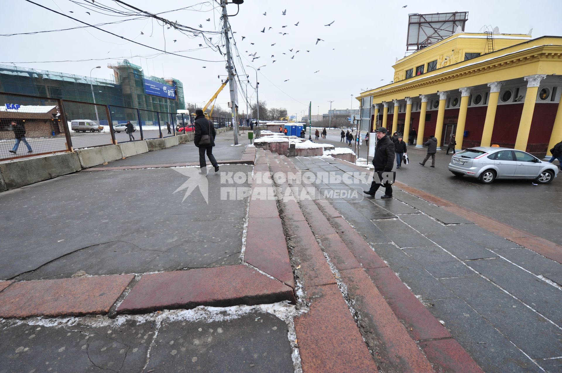 Изменения транспортного движения в районе метро `Динамо` в связи со строительством станции метрополитена`Петровский парк`. На снимке: ограждение у шоссе рядом с метро `Динамо`.