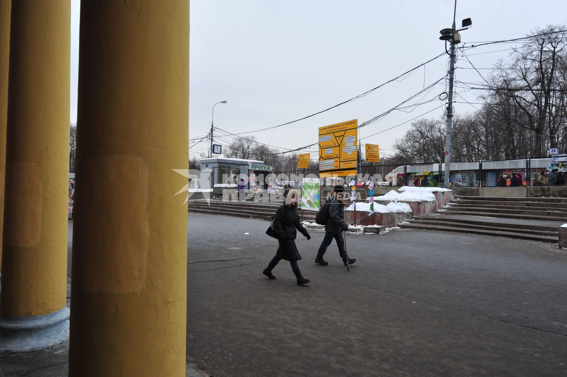 Изменения транспортного движения в районе метро `Динамо` в связи со строительством станции метрополитена `Петровский парк`.  На снимке: прохожие .