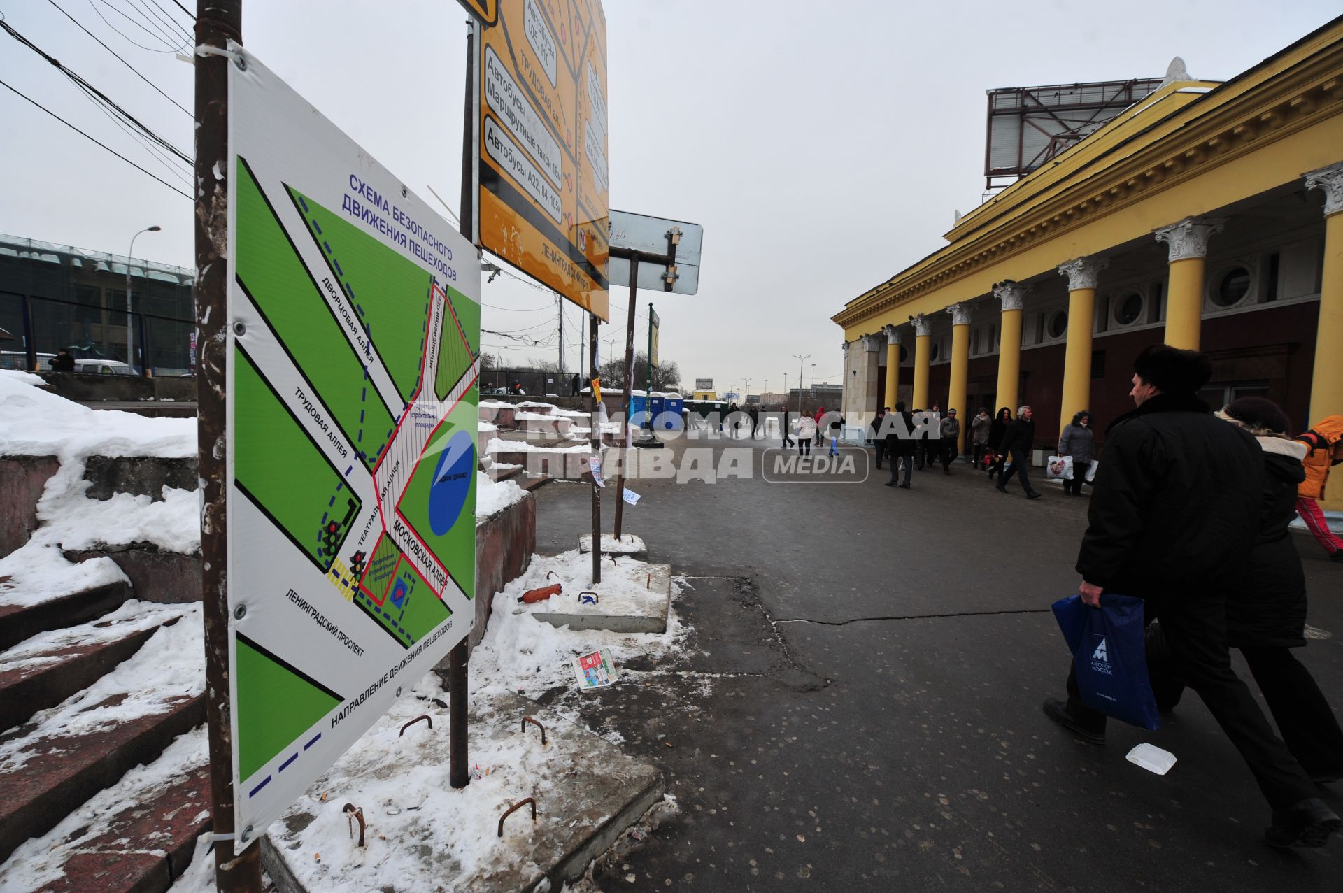 Изменения транспортного движения в районе метро `Динамо` в связи со строительством станции метрополитена `Петровский парк`.  На снимке: схема безопасного движения пешеходов