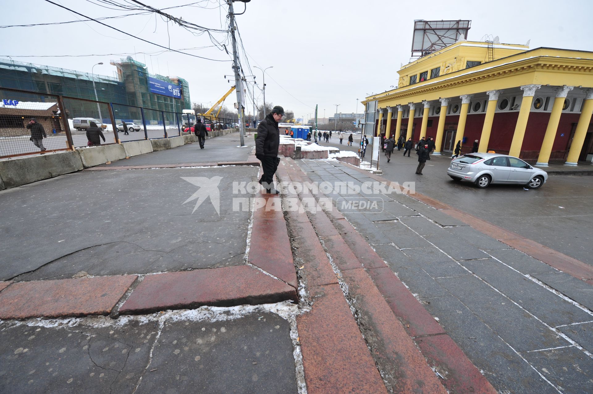 Изменения транспортного движения в районе метро `Динамо` в связи со строительством станции метрополитена`Петровский парк`. На снимке: ограждение у шоссе рядом с метро `Динамо`.