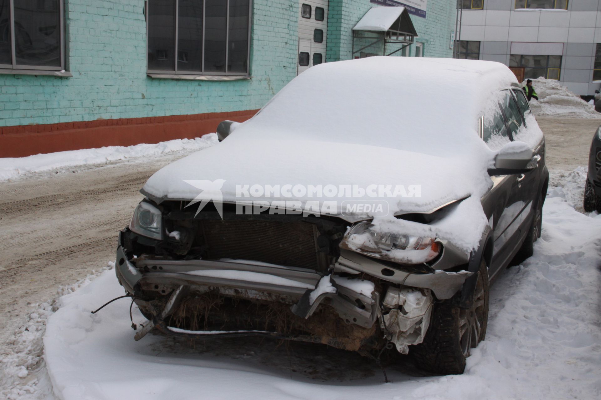 Автомобиль в снежном сугробе.