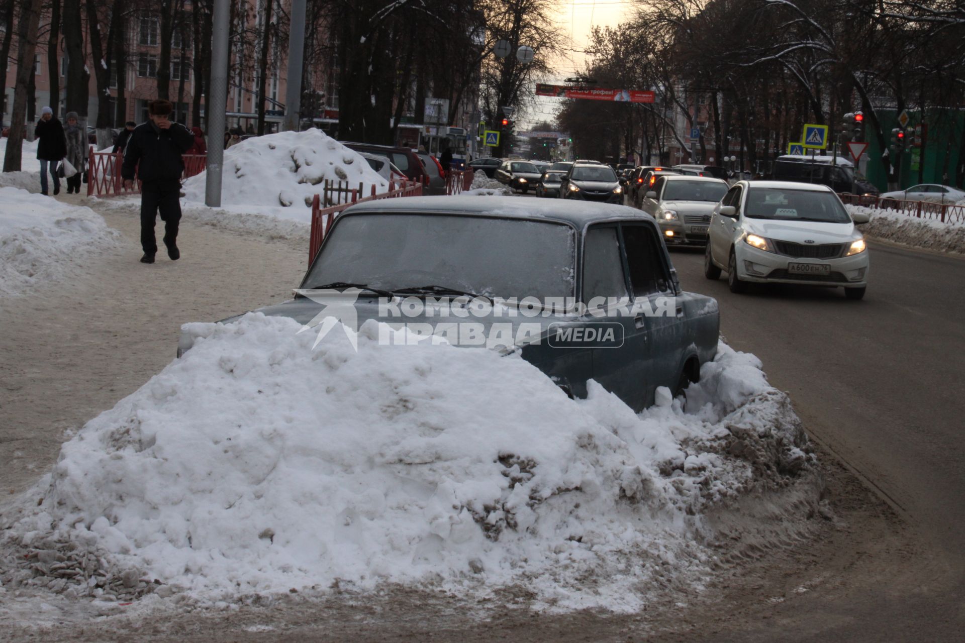 Автомобиль в снежном сугробе.