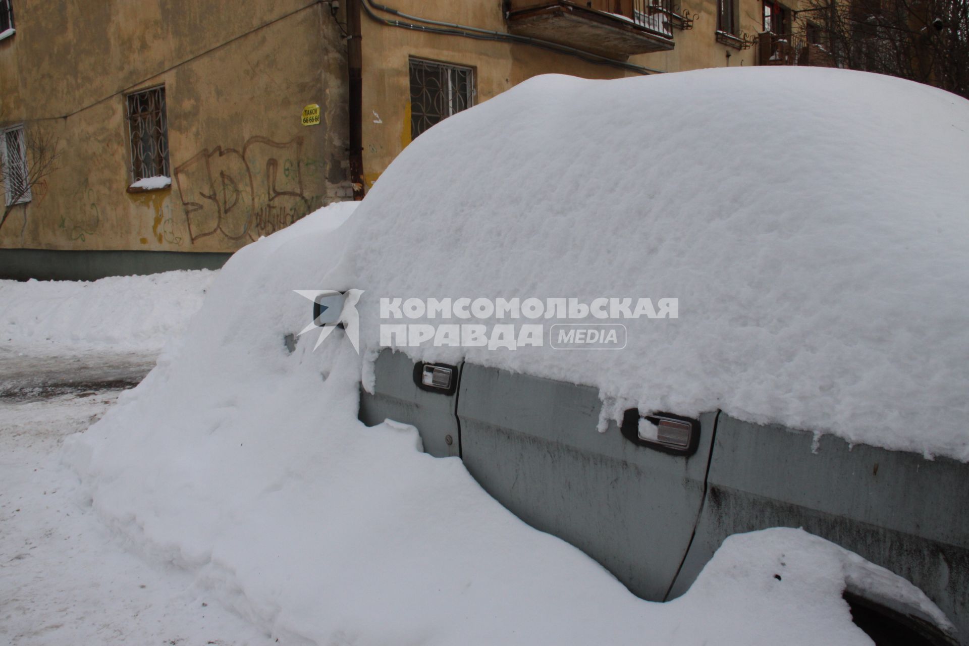 Автомобиль в снежном сугробе.