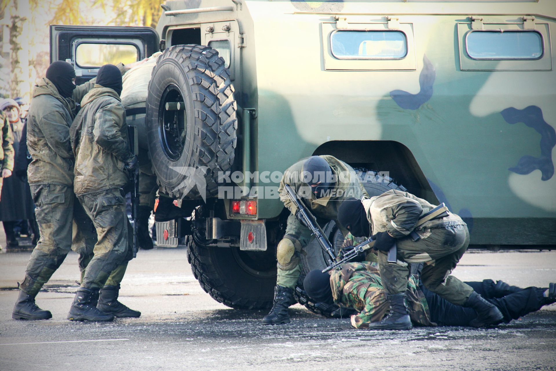 День полиции в Ярославле. На снимке: показательные выступления полицейских. Захват террористов из бронированного автомобиля `Тигр`.