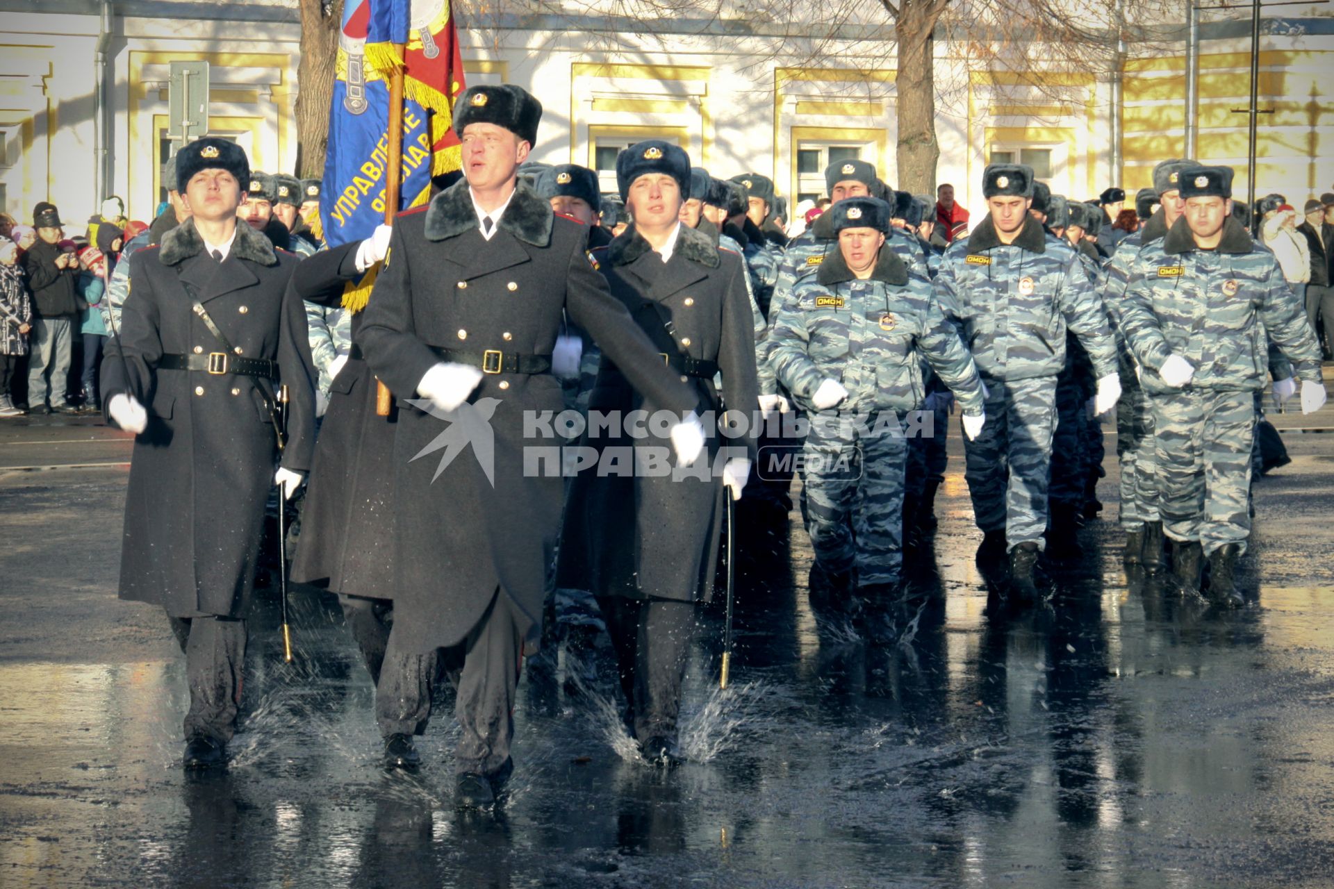 День полиции в Ярославле. На снимке: Полицейские маршируют по улице.