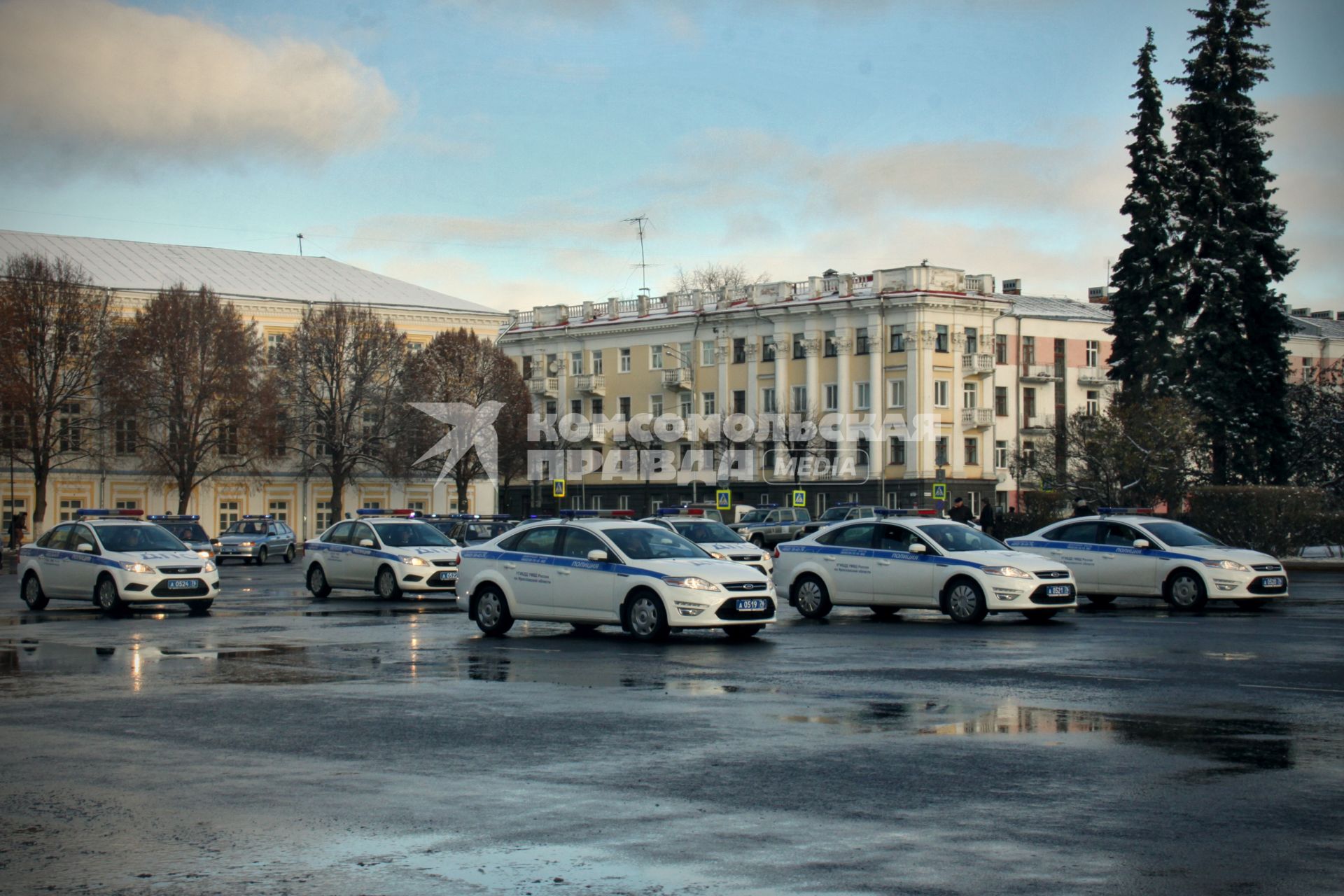 День полиции в Ярославле. На снимке: полицейские автомобили на улице города.