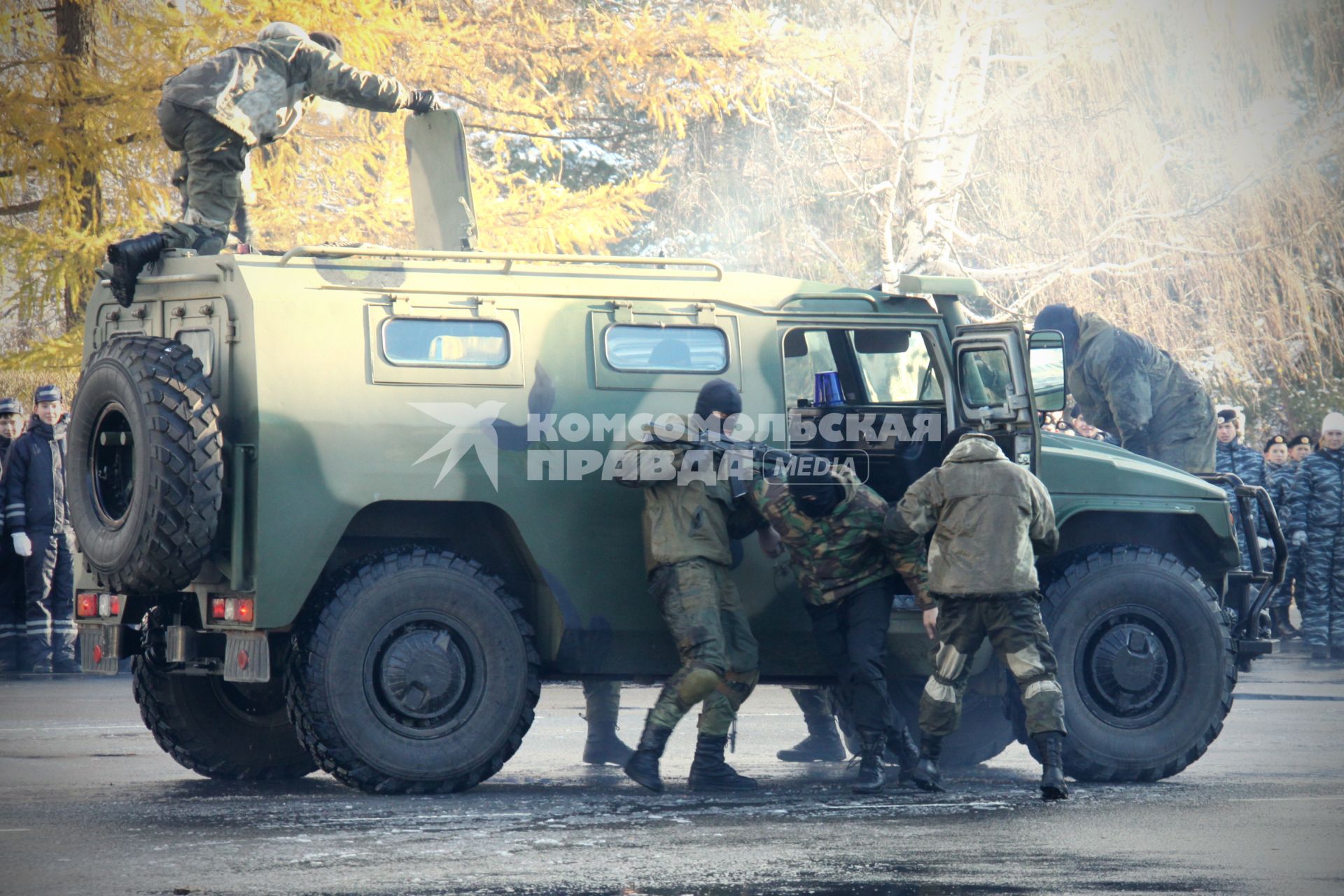 День полиции в Ярославле. На снимке: показательные выступления полицейских. Захват террористов из бронированного автомобиля `Тигр`.