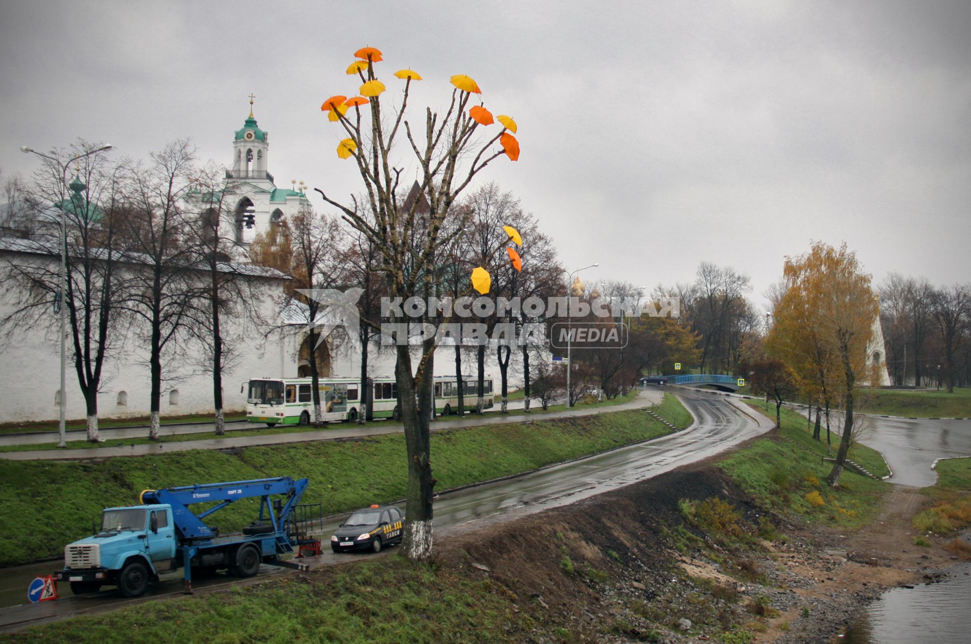 В Ярославле на дерево повесили 40 разноцветных зонтов. На снимке: дерево в зонтах на фоне музея-заповедника.