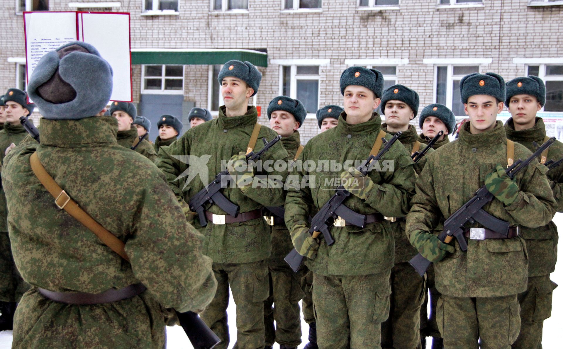 Солдат перед строем зачитывает военную присягу.