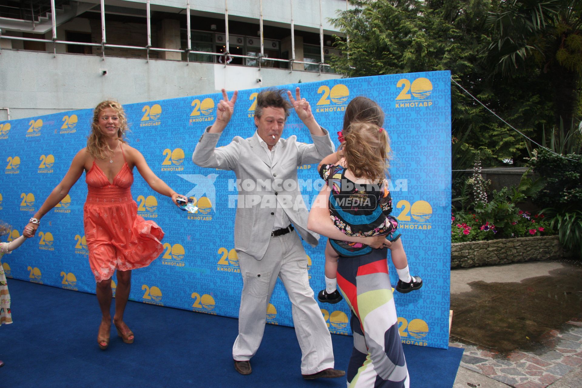 \"Кинотавр\" 2009 год. На снимке: актер Ефремов Михаил с женой, детьми и племянницей Ольгой