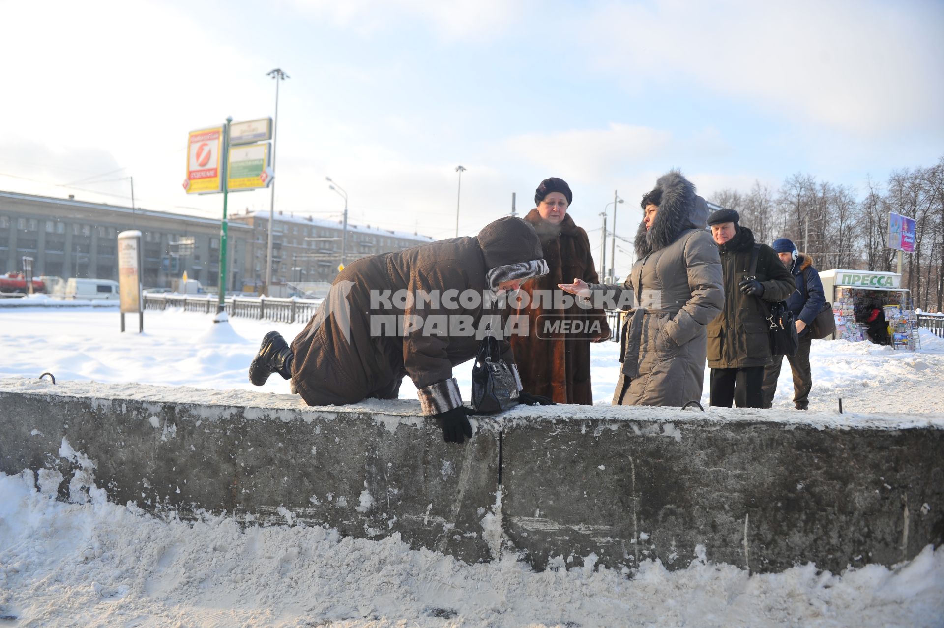 Изменения транспортного движения в районе метро `Динамо` в связи со строительством станции метрополитена`Петровский парк`. На снимке: пешеходы у временного ограждения у  метро `Динамо`.