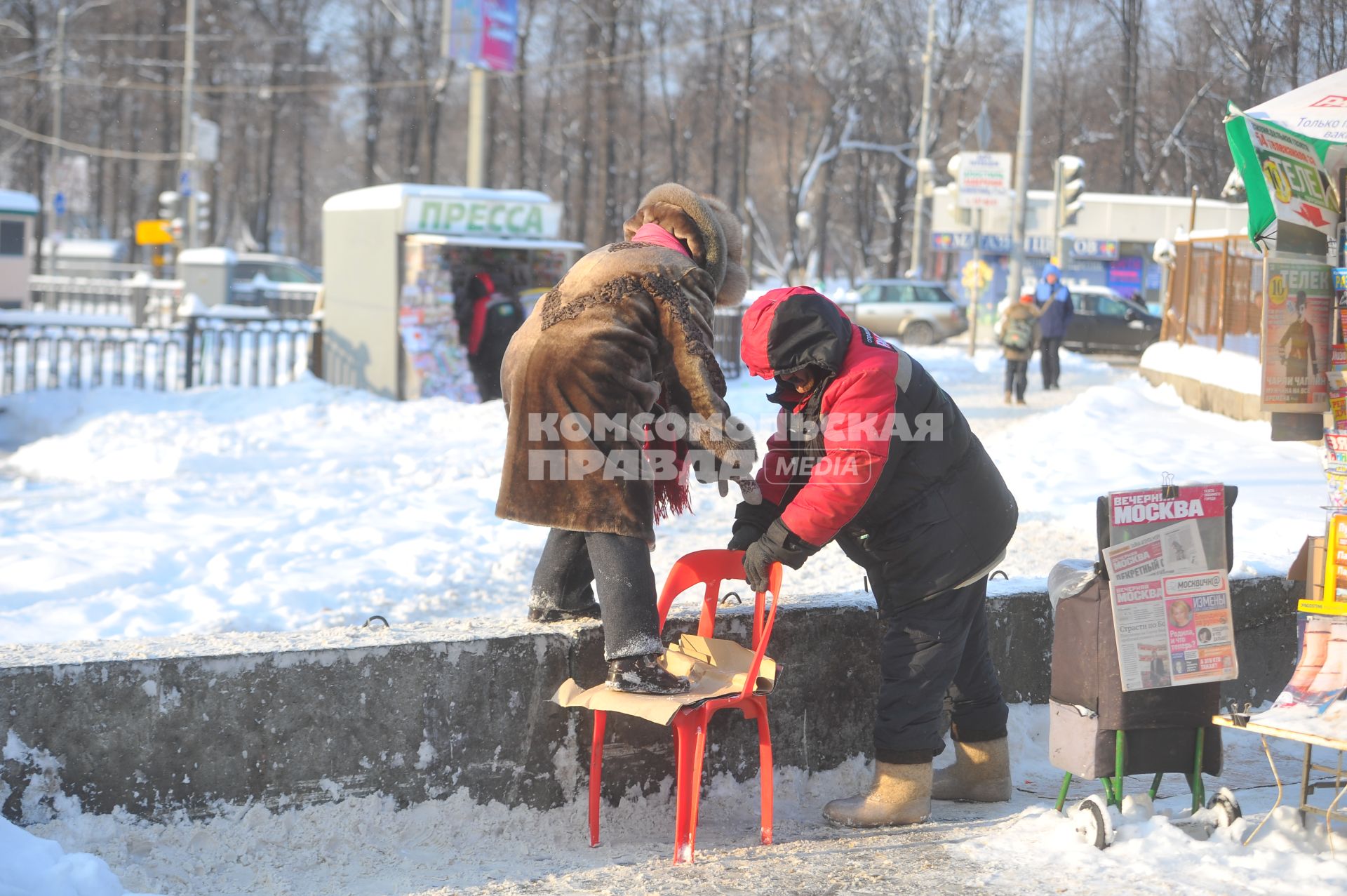 Изменения транспортного движения в районе метро `Динамо` в связи со строительством станции метрополитена`Петровский парк`. На снимке: пешеходы у временного ограждения у  метро `Динамо`.